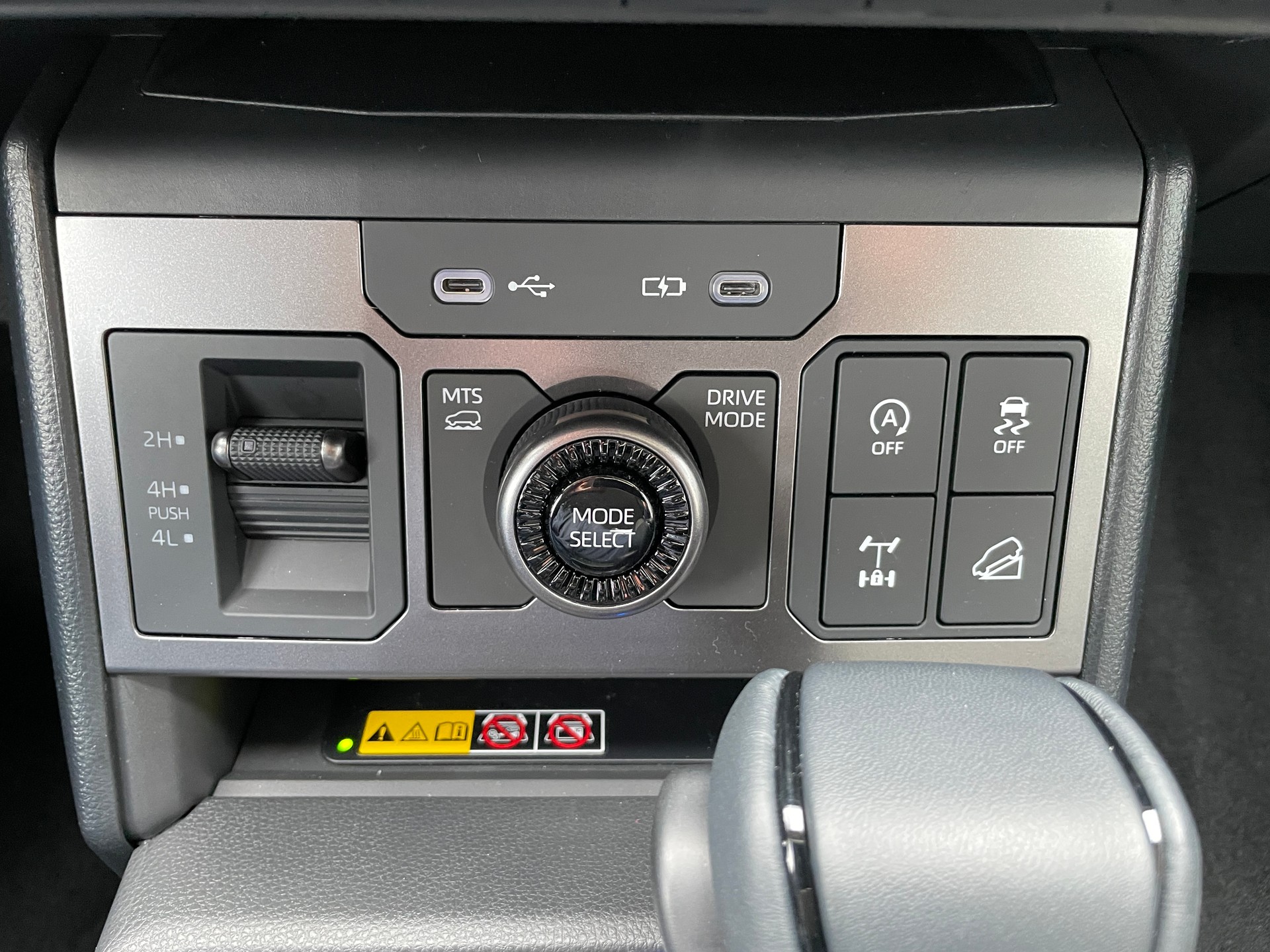 TOYOTA Hilux 2.8d MHEV Invincible Double Cab 4x4 mit AHK (MODELL 2027)-image-16