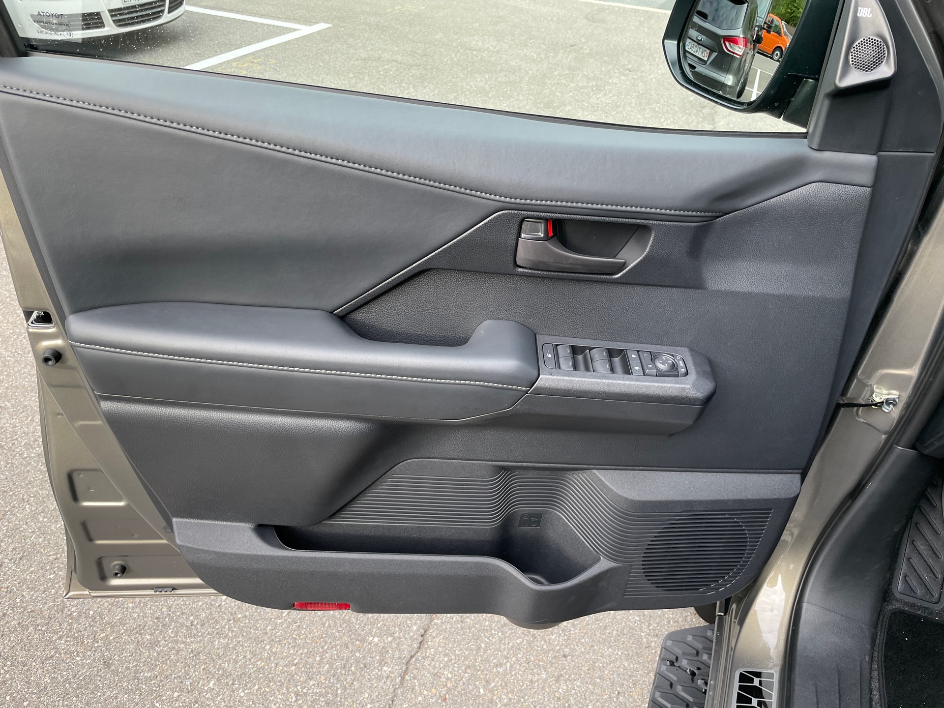 TOYOTA Hilux 2.8d MHEV Invincible Double Cab 4x4 mit AHK (MODELL 2027)-image-9