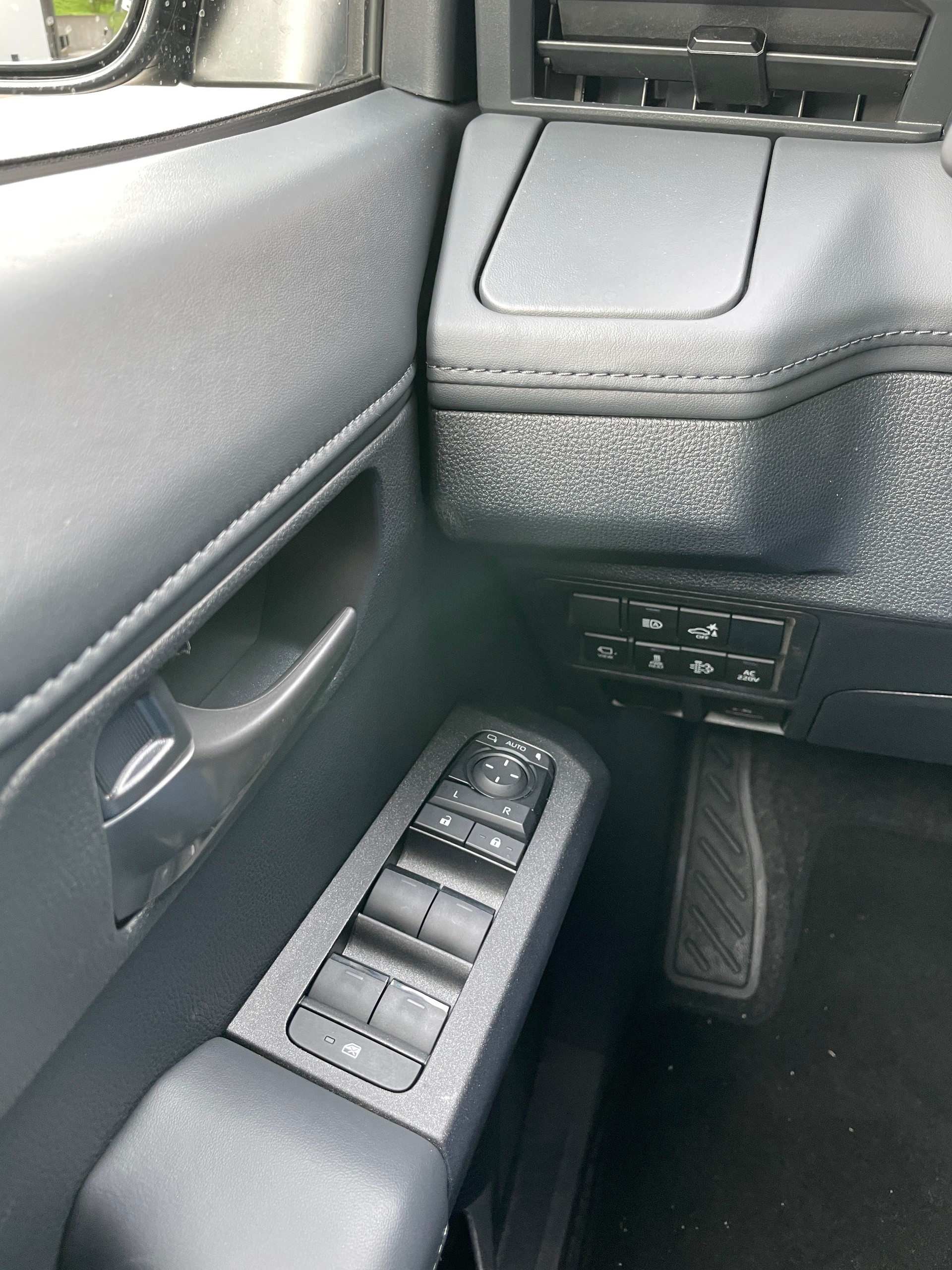 TOYOTA Hilux 2.8d MHEV Invincible Double Cab 4x4 mit AHK (MODELL 2027)-image-18