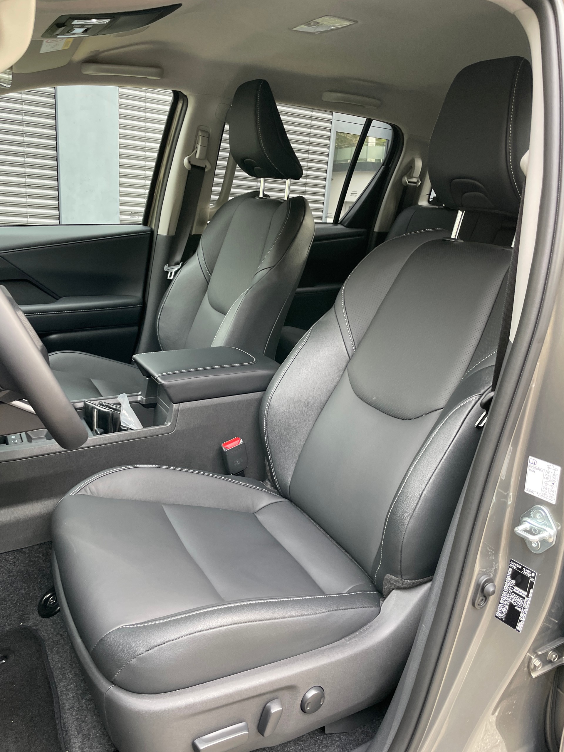 TOYOTA Hilux 2.8d MHEV Invincible Double Cab 4x4 mit AHK (MODELL 2027)-image-11