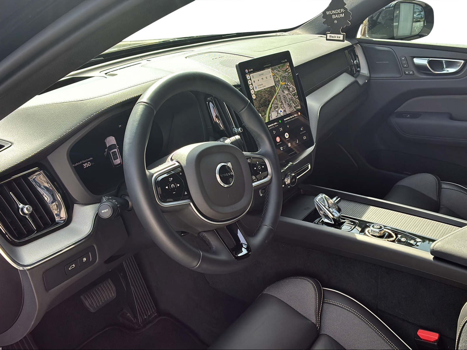VOLVO XC60 2.0 T6 TE Black Edition eAWD-image-9