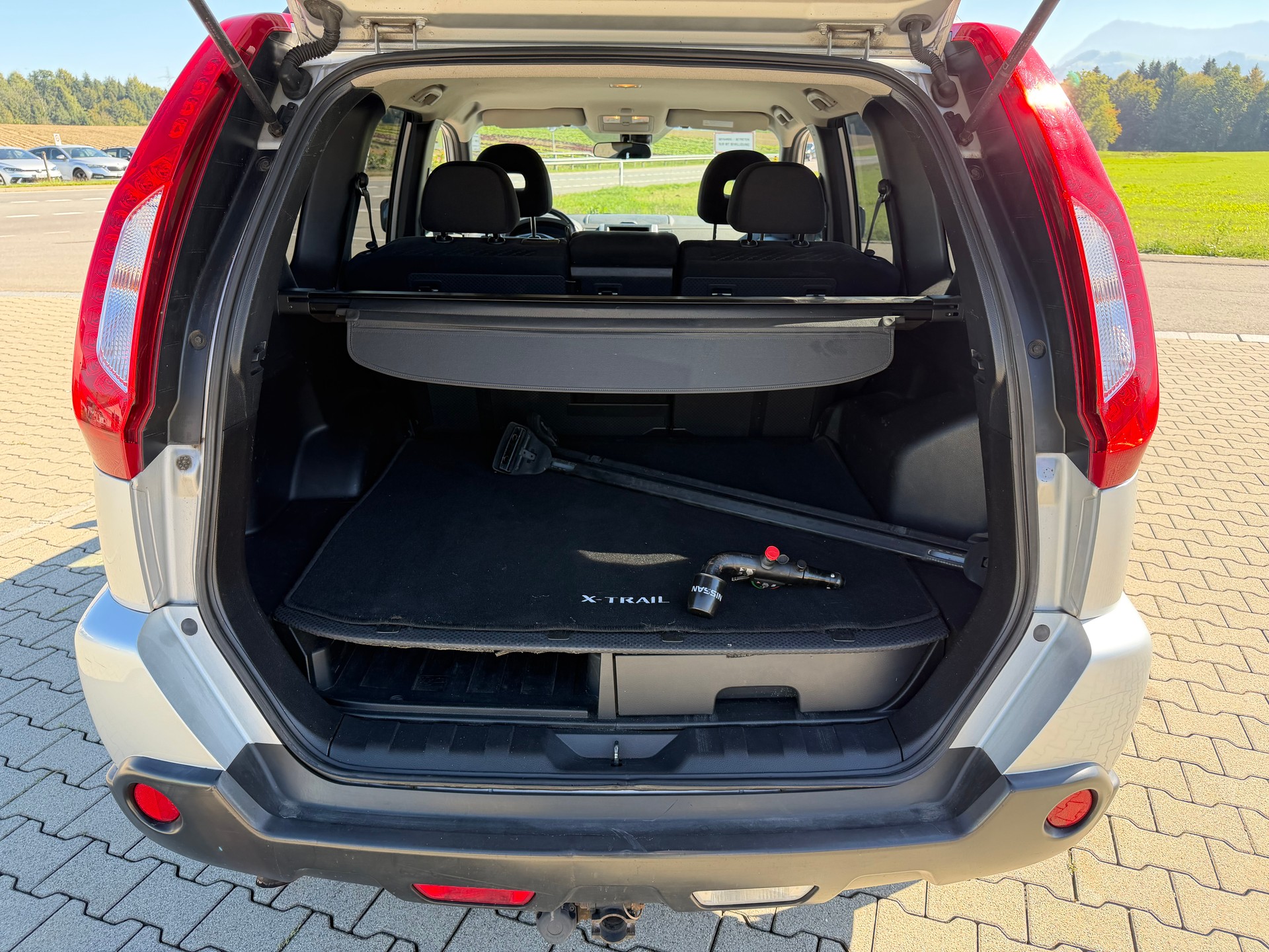 NISSAN X-Trail 2.0 dCi 16V SE Automatic-image-4