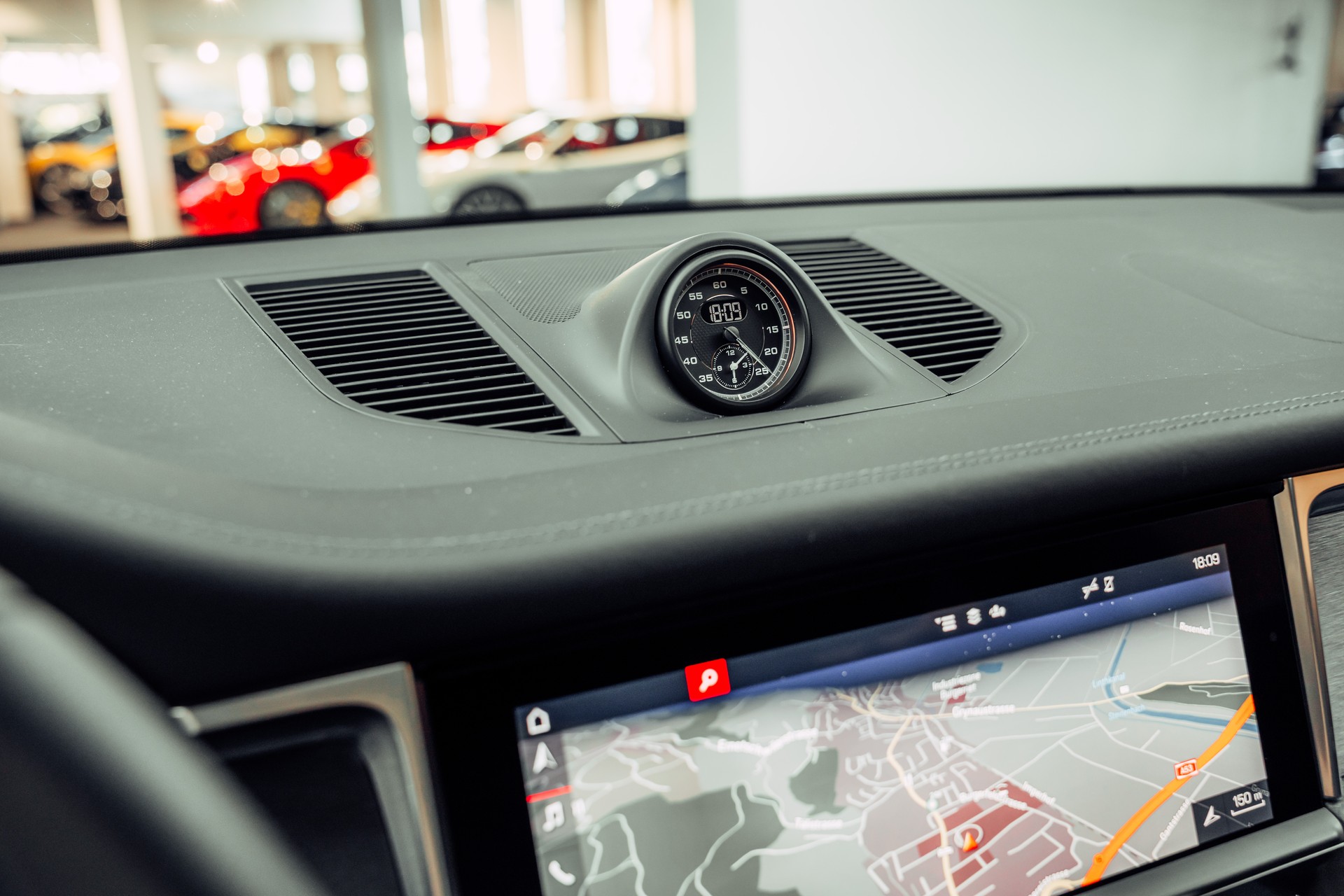 PORSCHE Macan GTS PDK Dolomitsilber-image-12