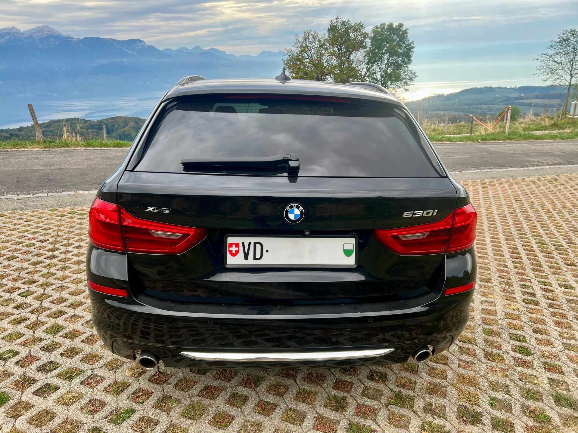 BMW 530i xDrive-image-2