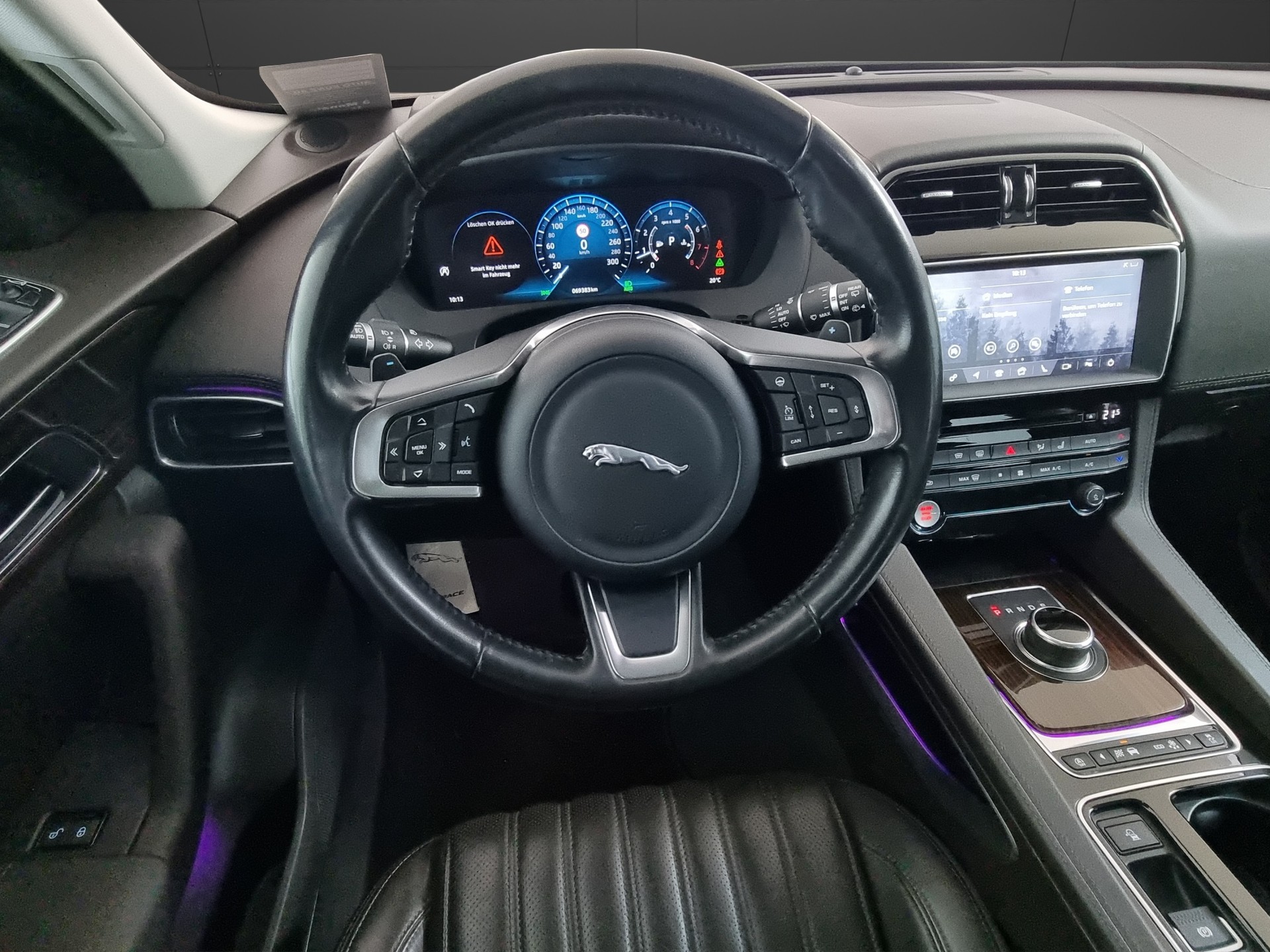 JAGUAR F-Pace 2.0 T 300 Portfolio AWD-image-8