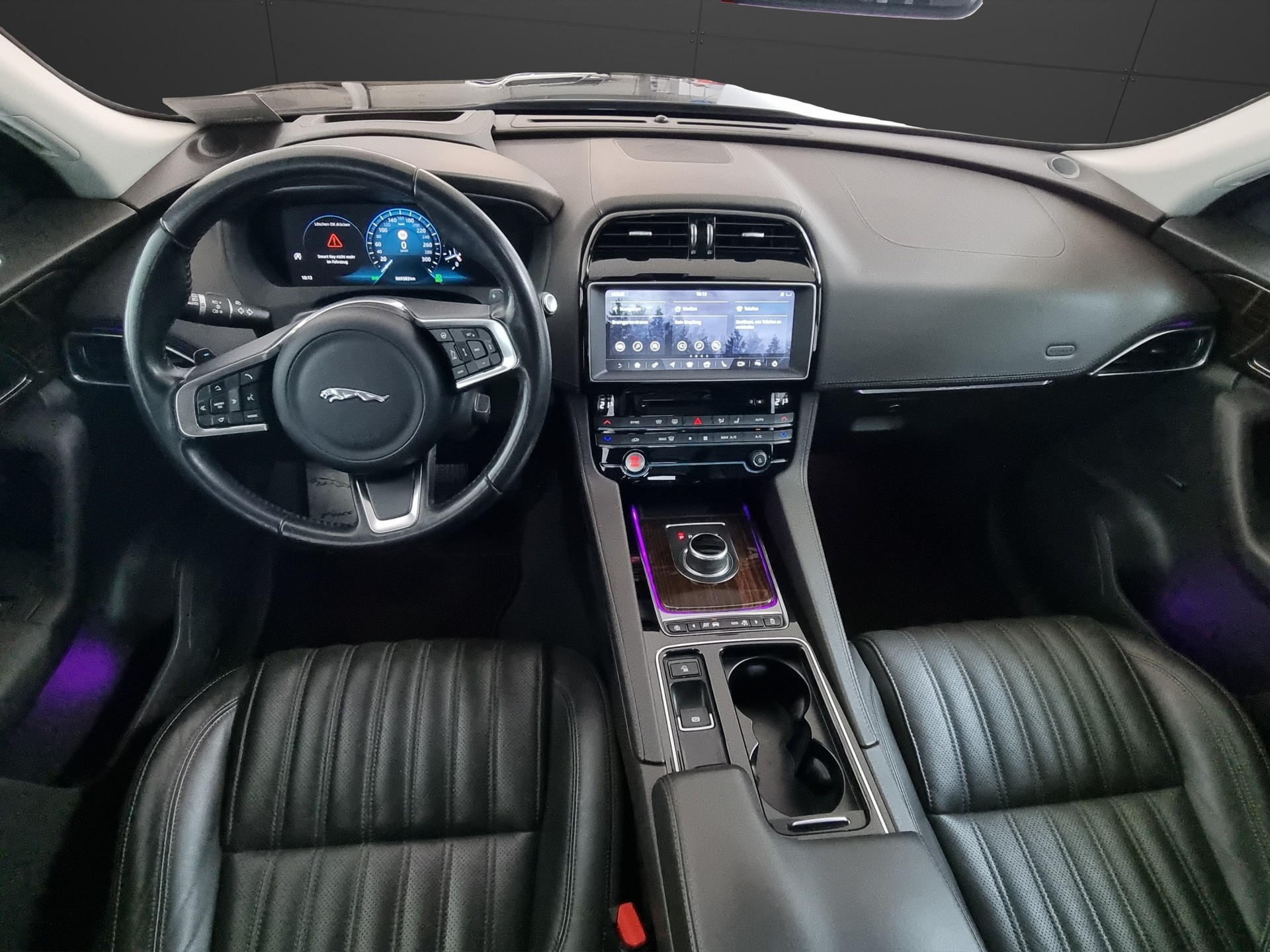 JAGUAR F-Pace 2.0 T 300 Portfolio AWD-image-7