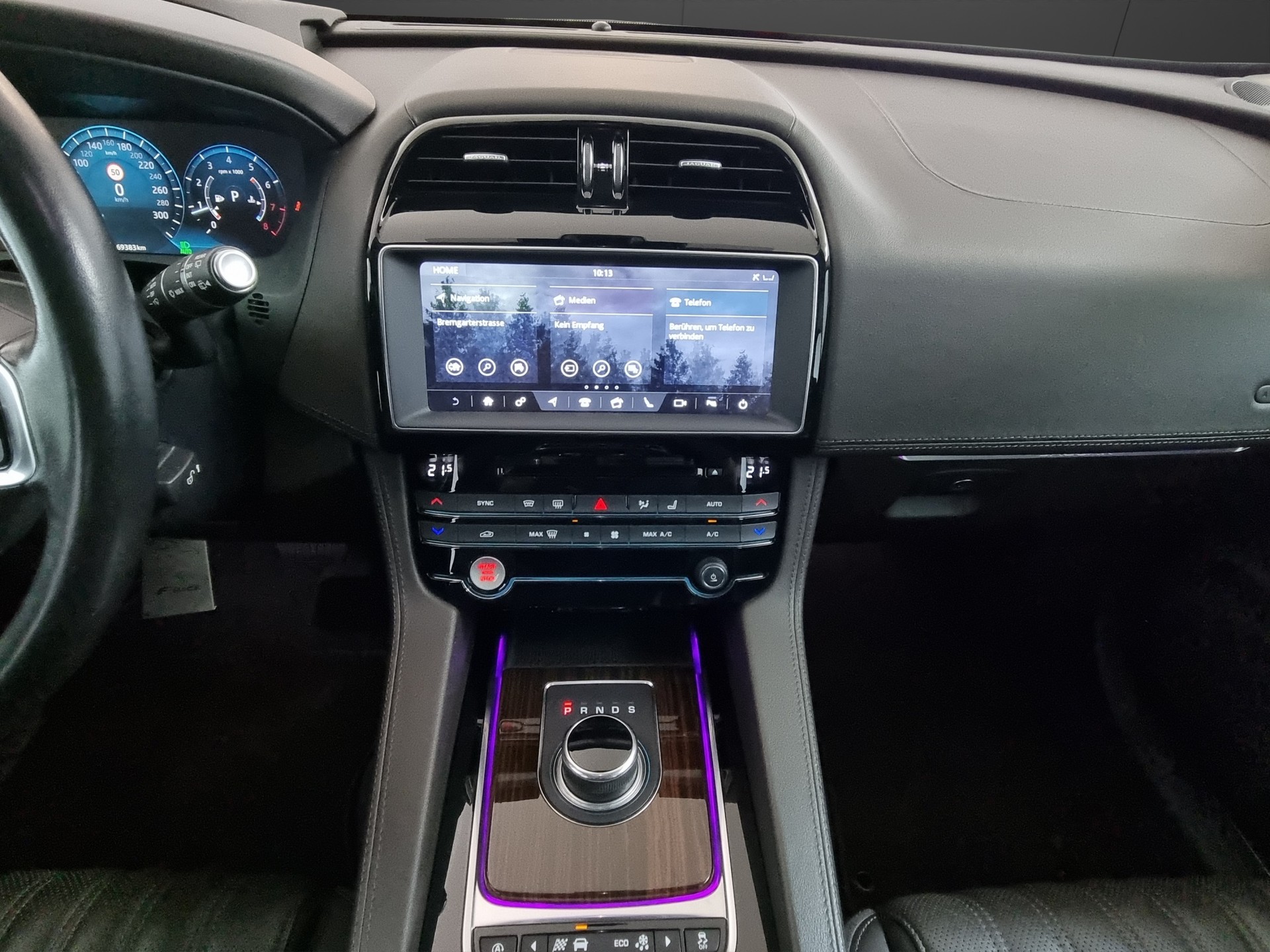 JAGUAR F-Pace 2.0 T 300 Portfolio AWD-image-9