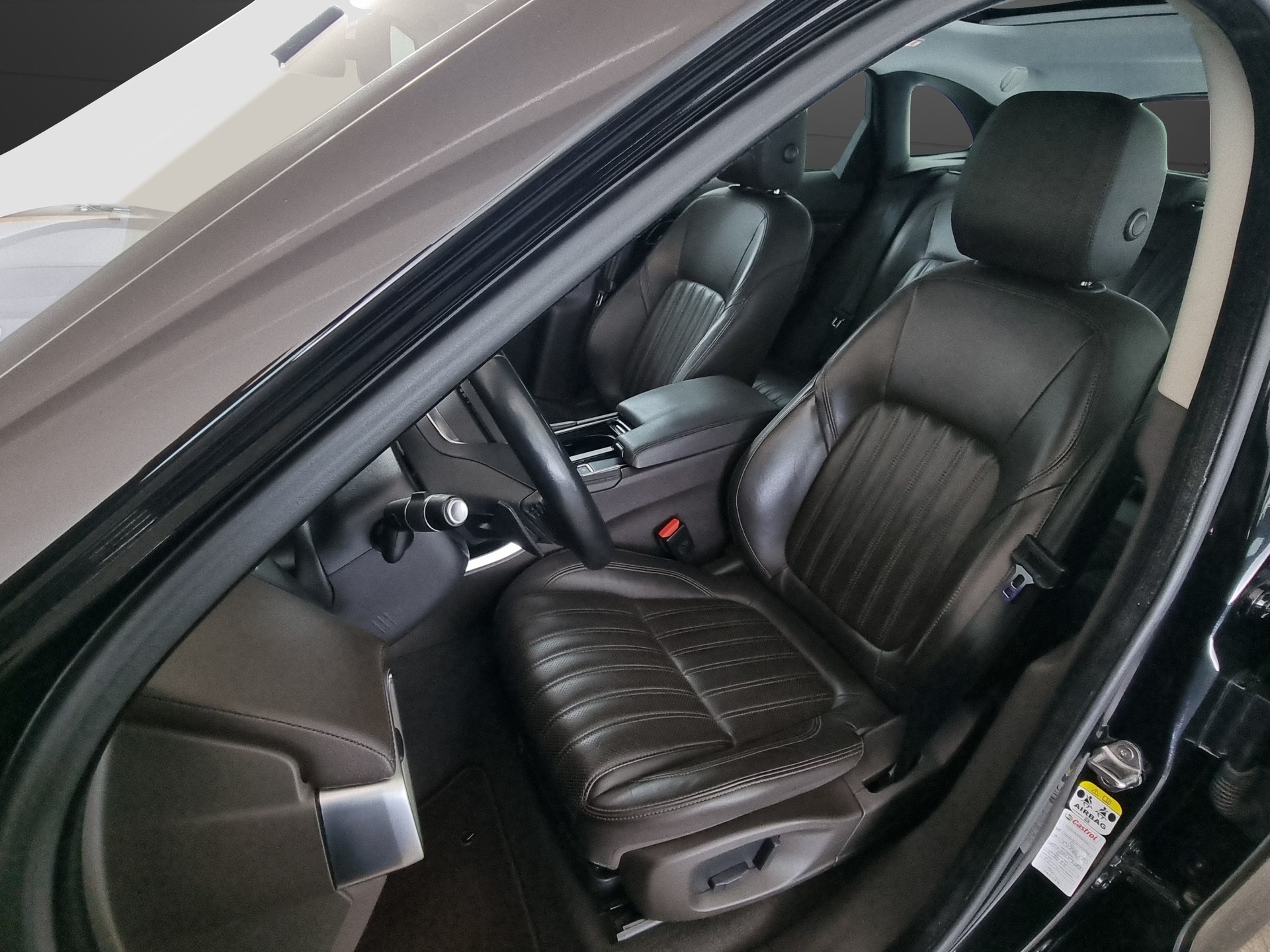 JAGUAR F-Pace 2.0 T 300 Portfolio AWD-image-5