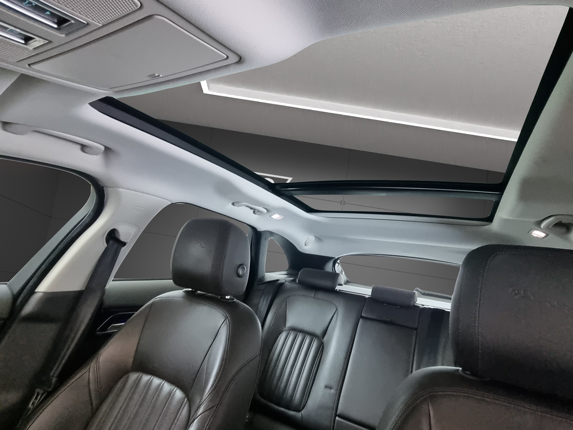 JAGUAR F-Pace 2.0 T 300 Portfolio AWD-image-12