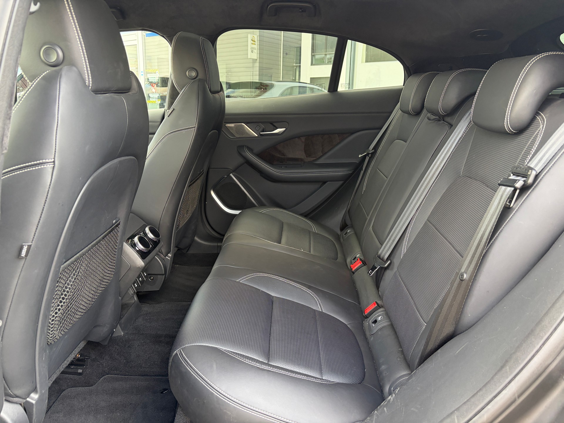 JAGUAR I-Pace EV400 First Edition AWD-image-18