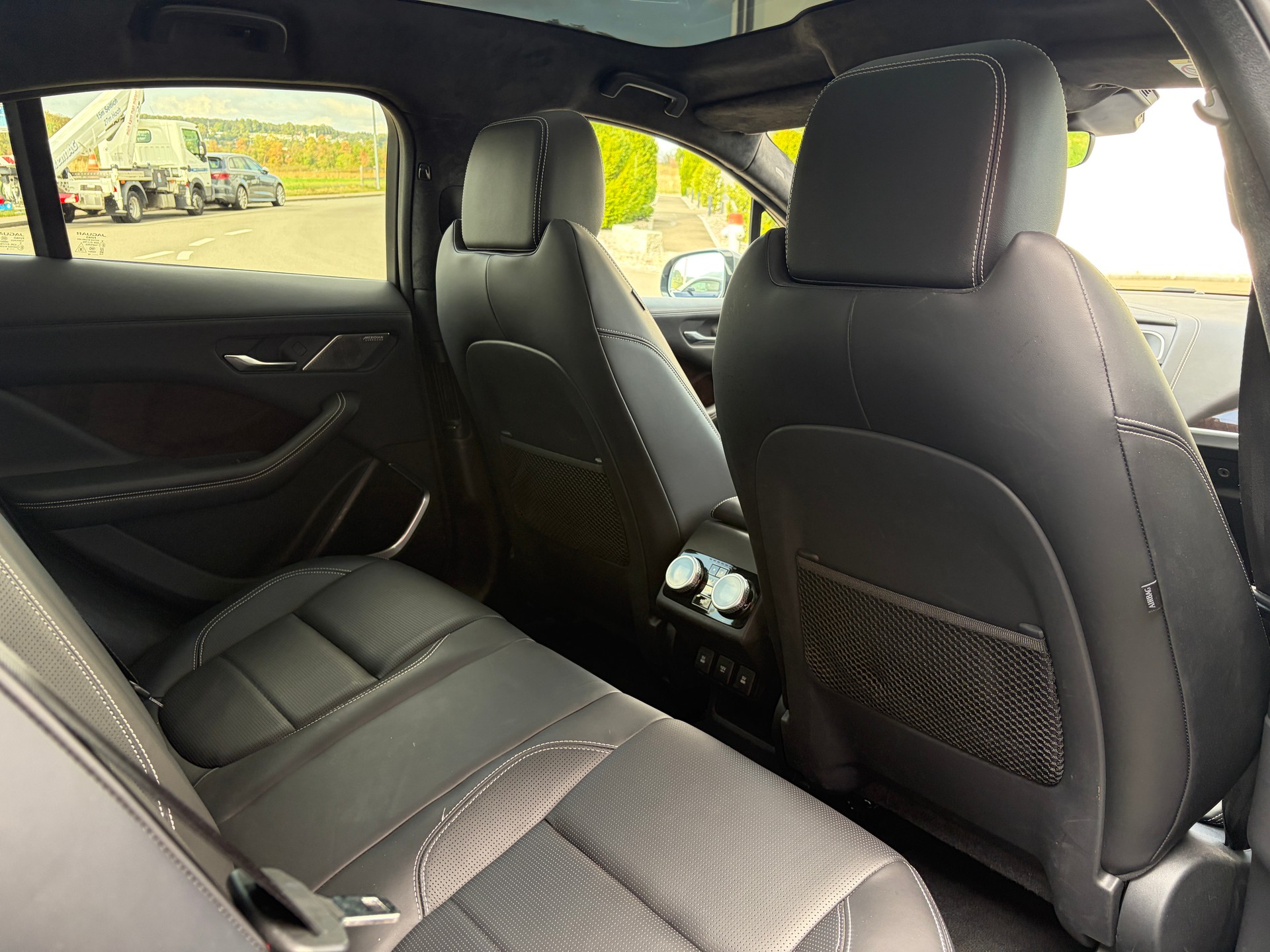 JAGUAR I-Pace EV400 First Edition AWD-image-21