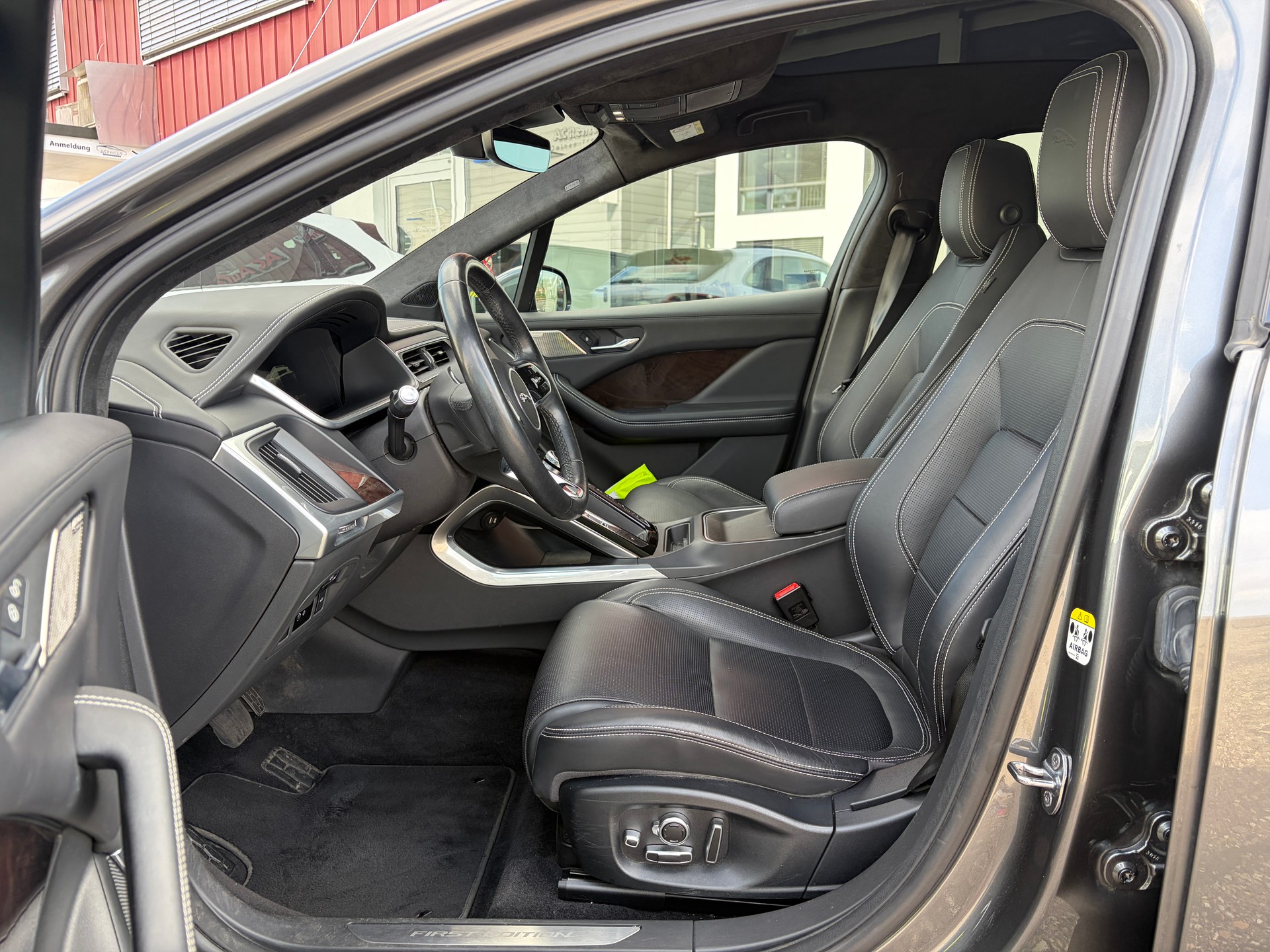 JAGUAR I-Pace EV400 First Edition AWD-image-8
