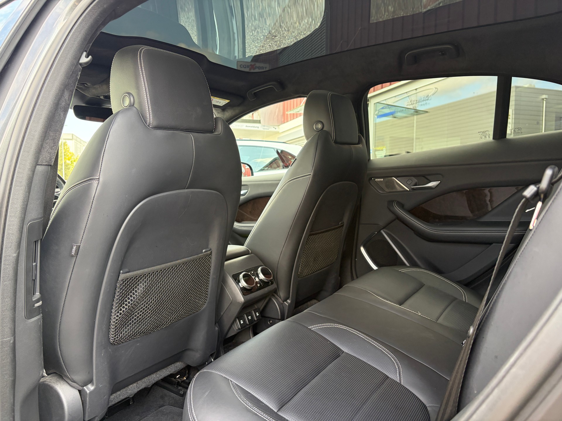 JAGUAR I-Pace EV400 First Edition AWD-image-19