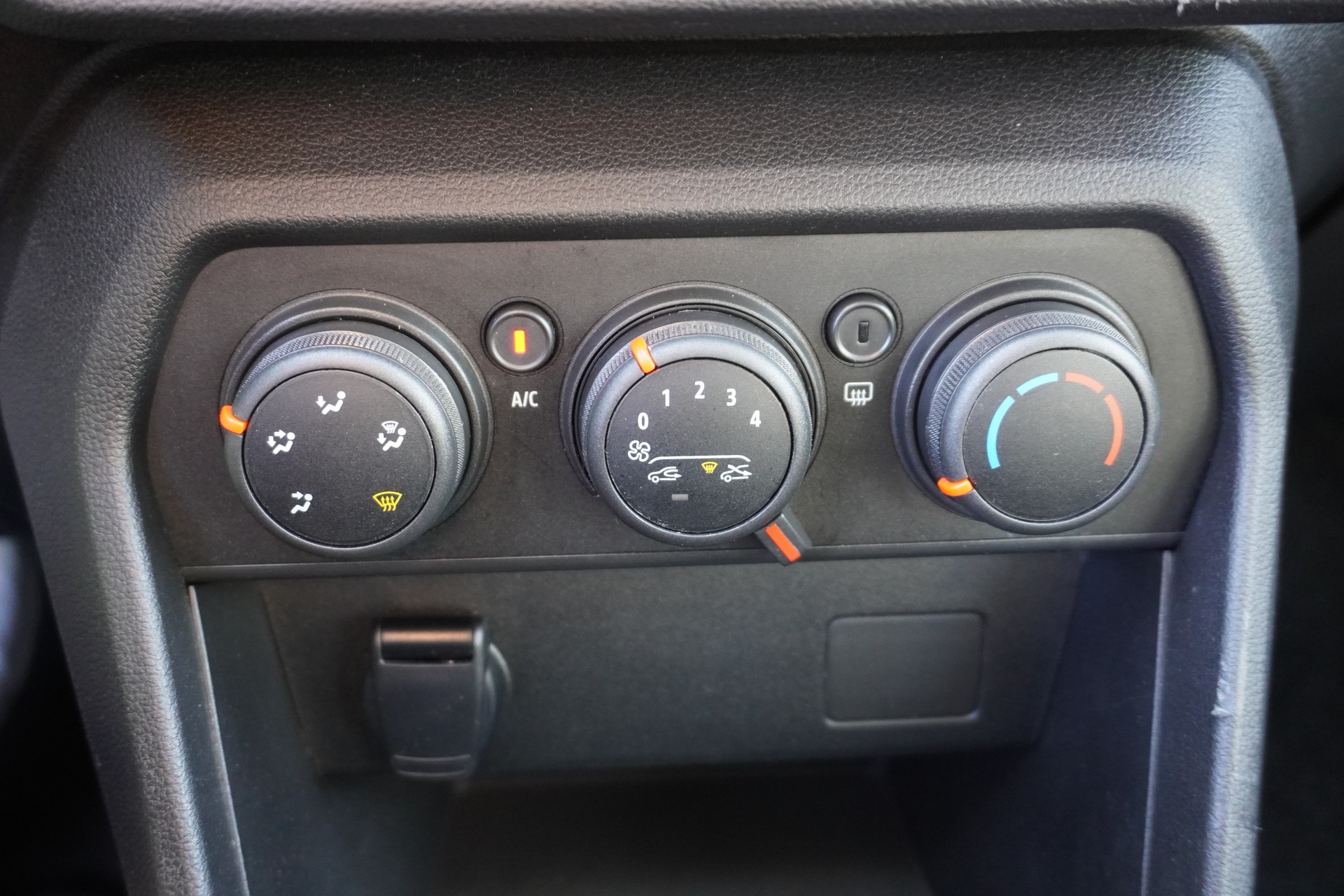 DACIA Sandero TCe 90 Comfort CVT-image-14