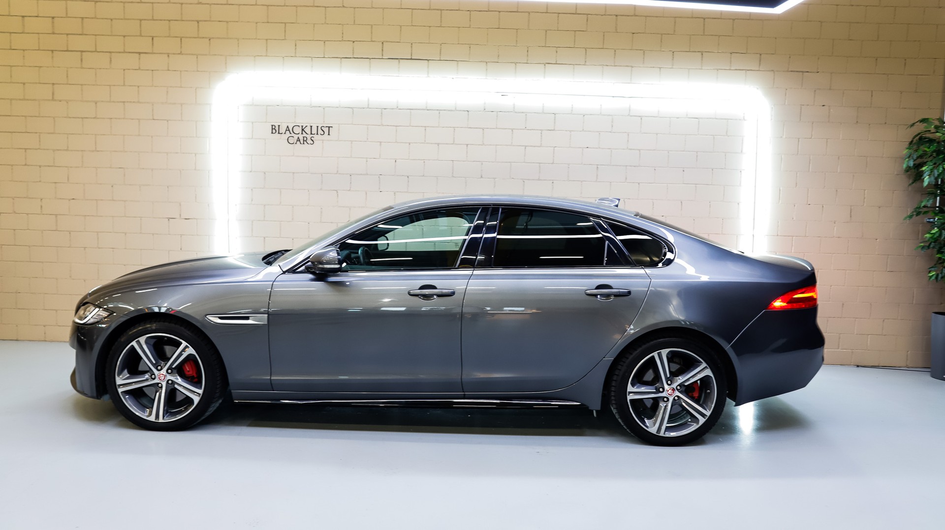 JAGUAR XF S AWD-image-2