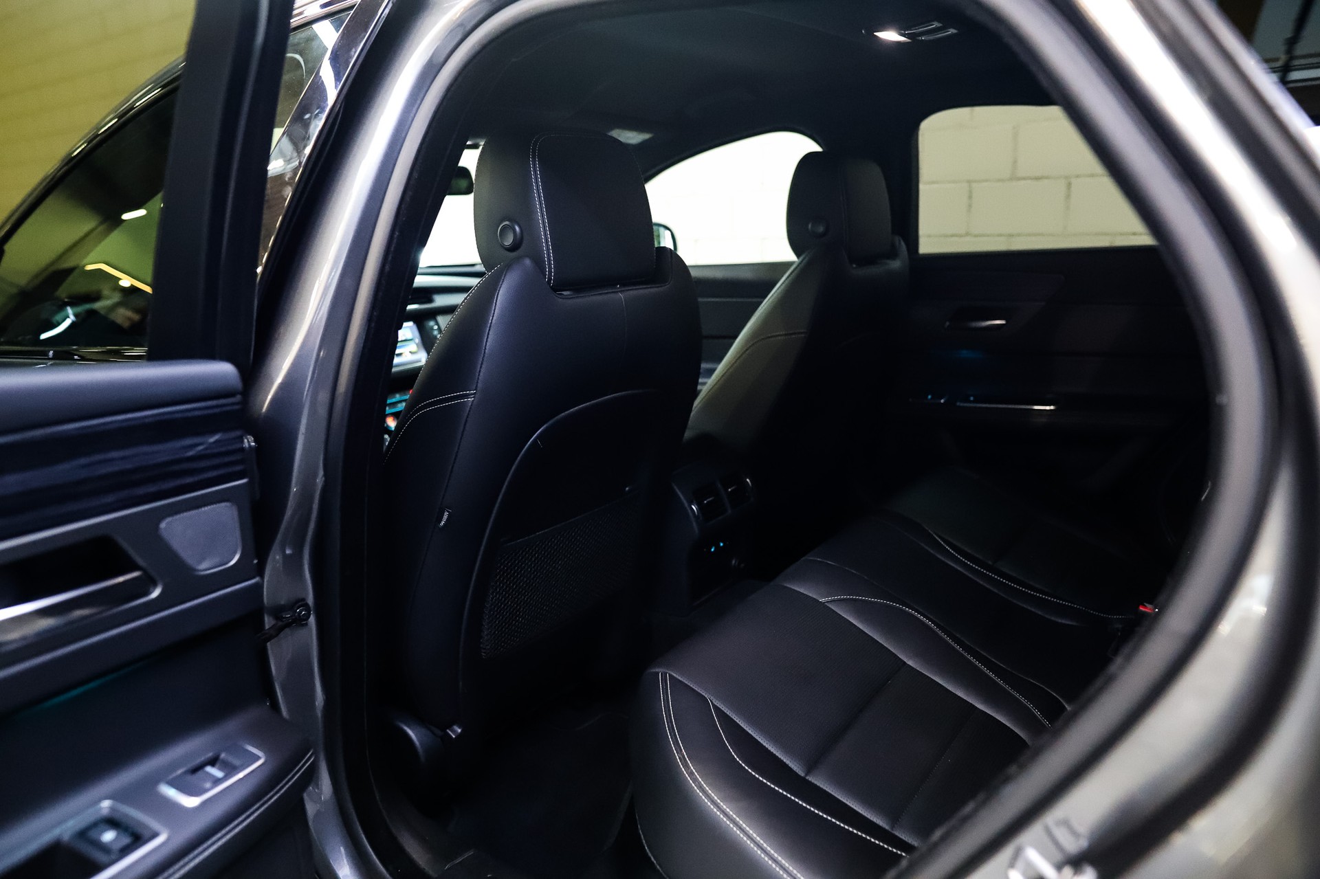 JAGUAR XF S AWD-image-12