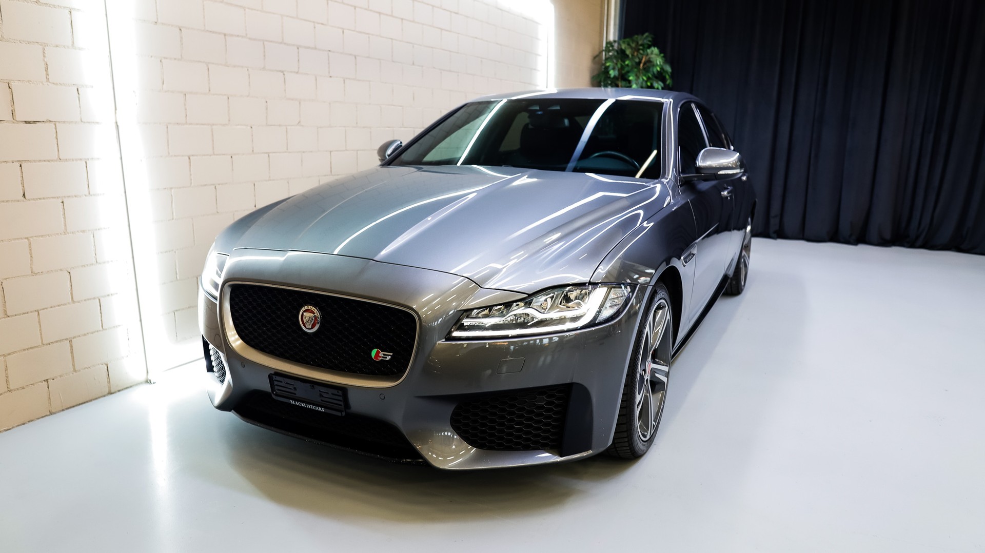 JAGUAR XF S AWD-image-1