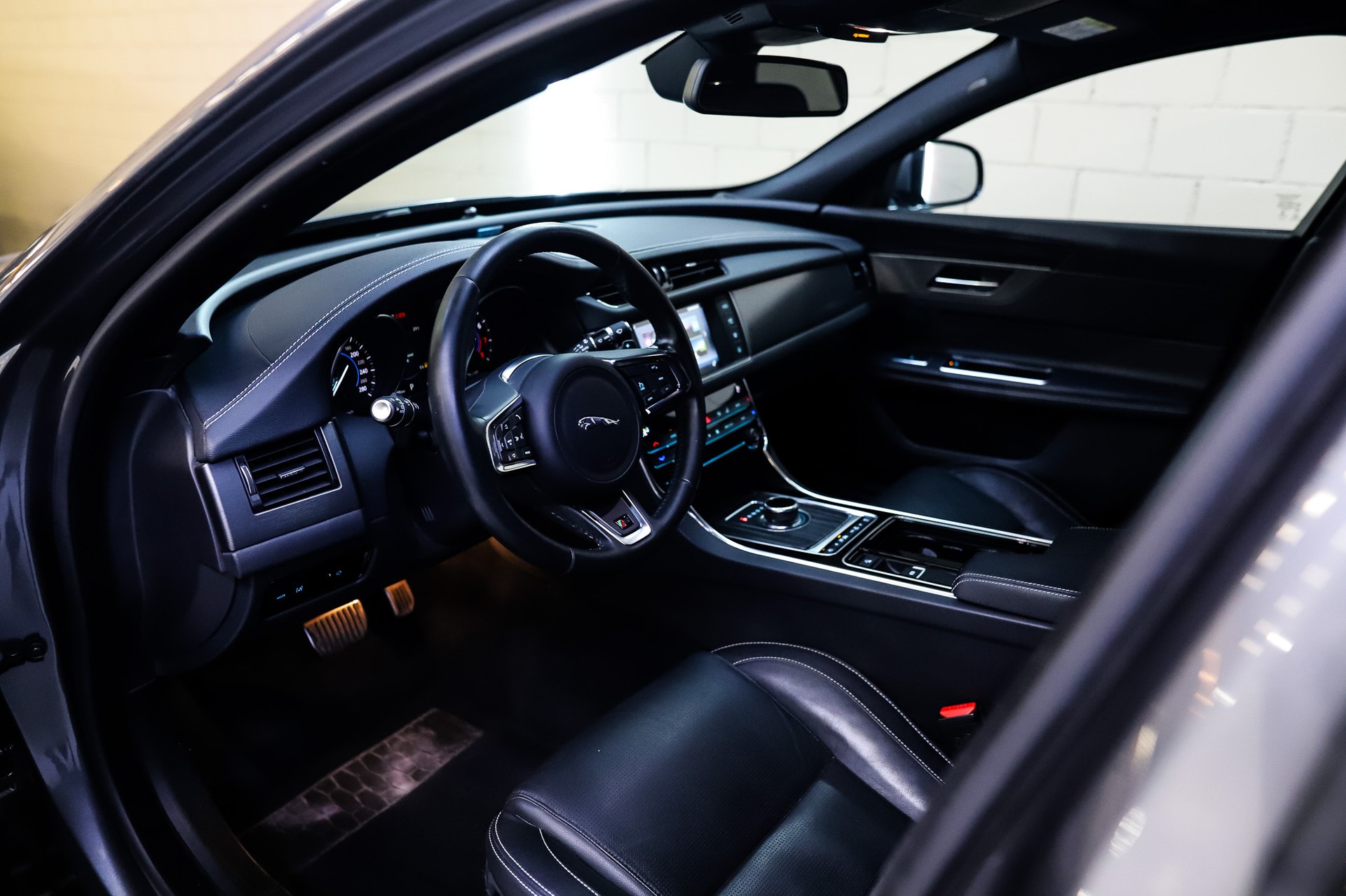 JAGUAR XF S AWD-image-5