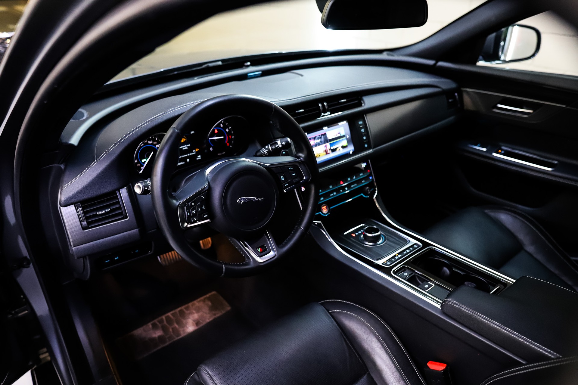 JAGUAR XF S AWD-image-7