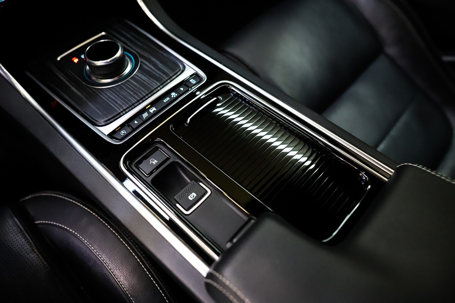 JAGUAR XF S AWD-image-11