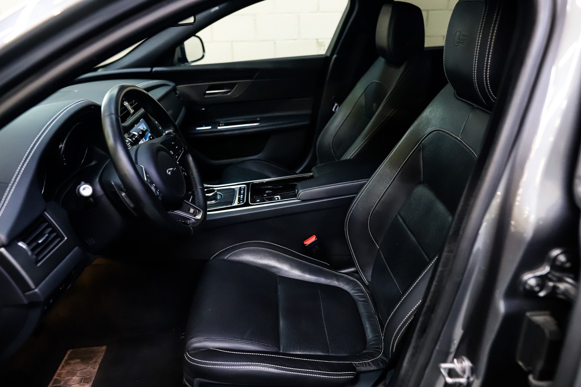 JAGUAR XF S AWD-image-6