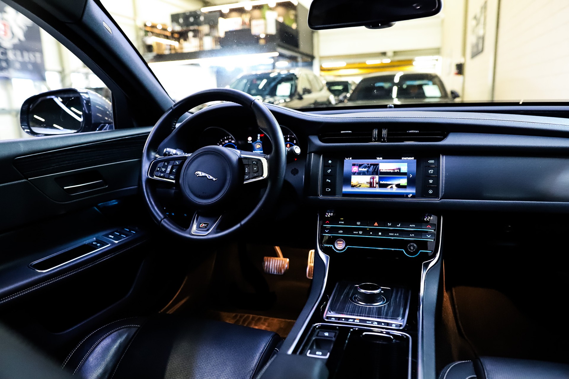 JAGUAR XF S AWD-image-14