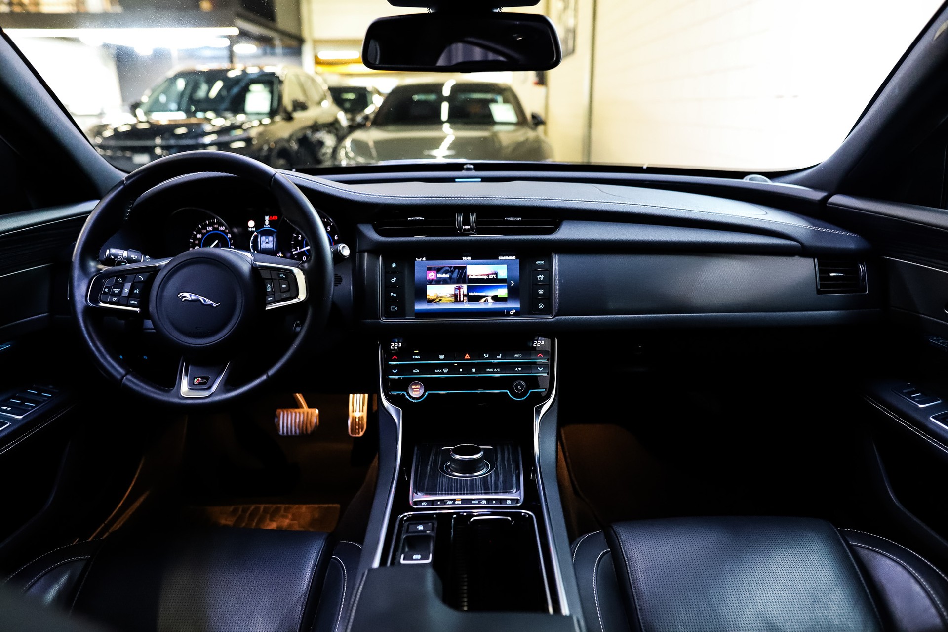 JAGUAR XF S AWD-image-15