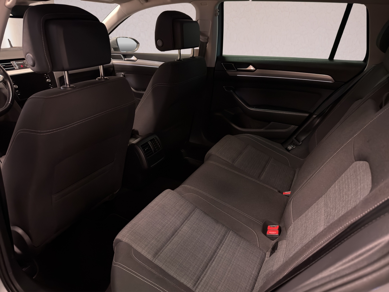 VW Passat Variant 2.0 TDI Business DSG-image-15