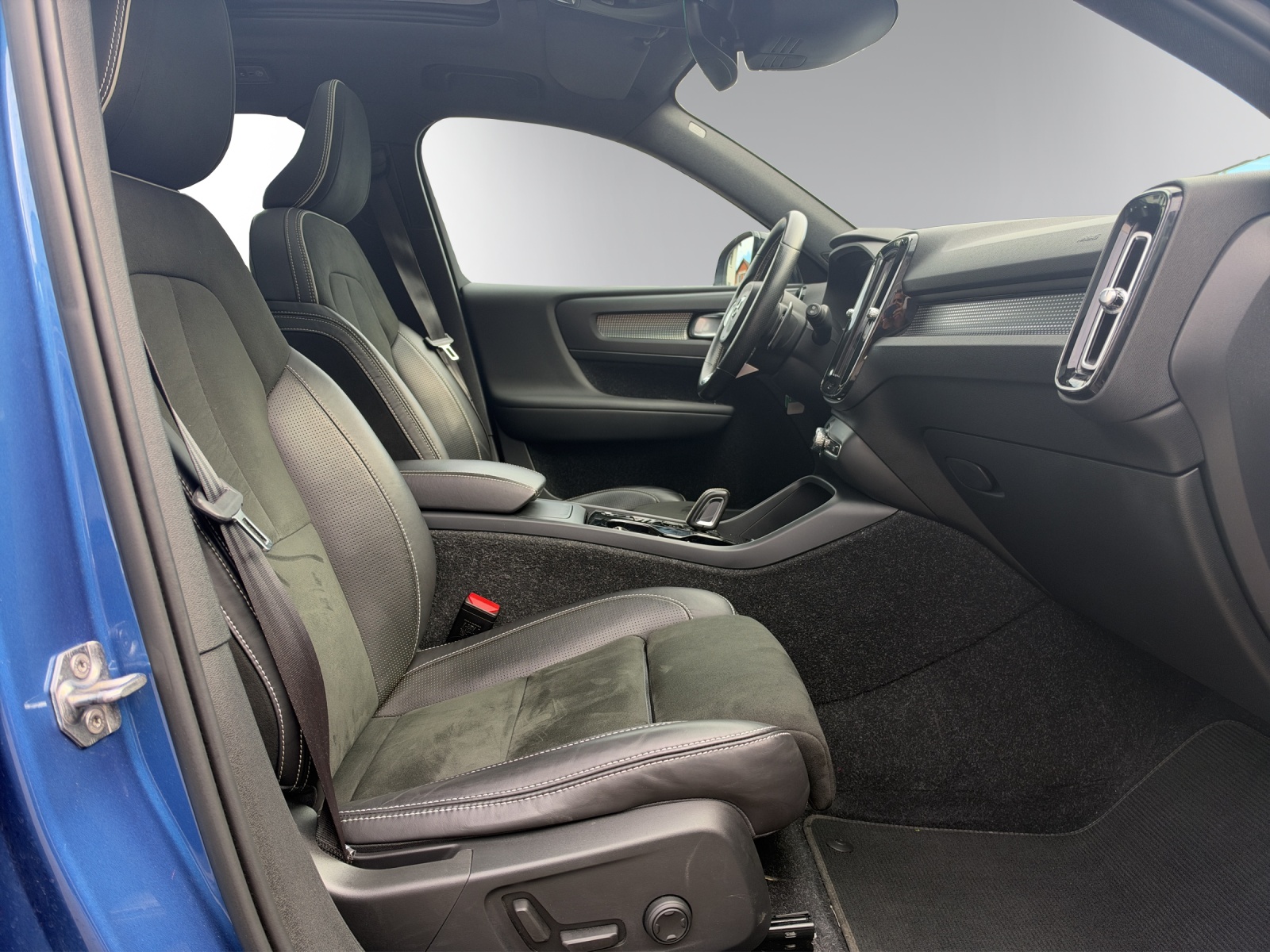 VOLVO XC40 T4 AWD R-Design Geartronic | Panorama | 360-Grad-Kamera | Harman/Kardon Soundsystem | Allrad | 2-Zonen-Klimaautomatik-image-12