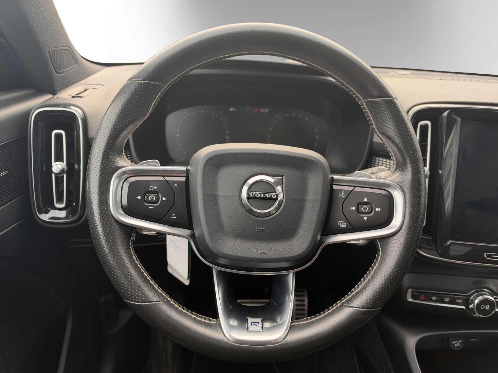 VOLVO XC40 T4 AWD R-Design Geartronic | Panorama | 360-Grad-Kamera | Harman/Kardon Soundsystem | Allrad | 2-Zonen-Klimaautomatik-image-17