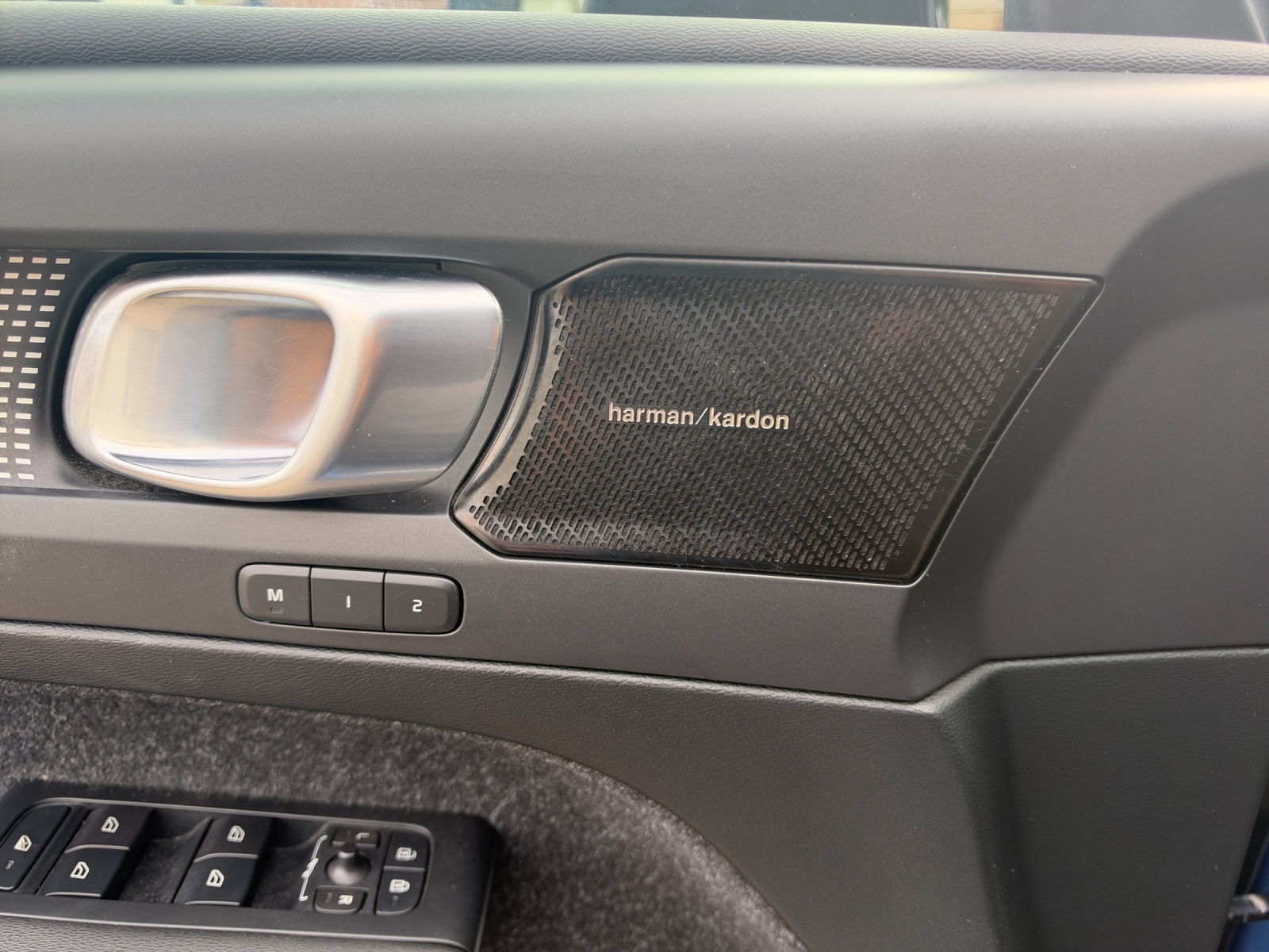 VOLVO XC40 T4 AWD R-Design Geartronic | Panorama | 360-Grad-Kamera | Harman/Kardon Soundsystem | Allrad | 2-Zonen-Klimaautomatik-image-20