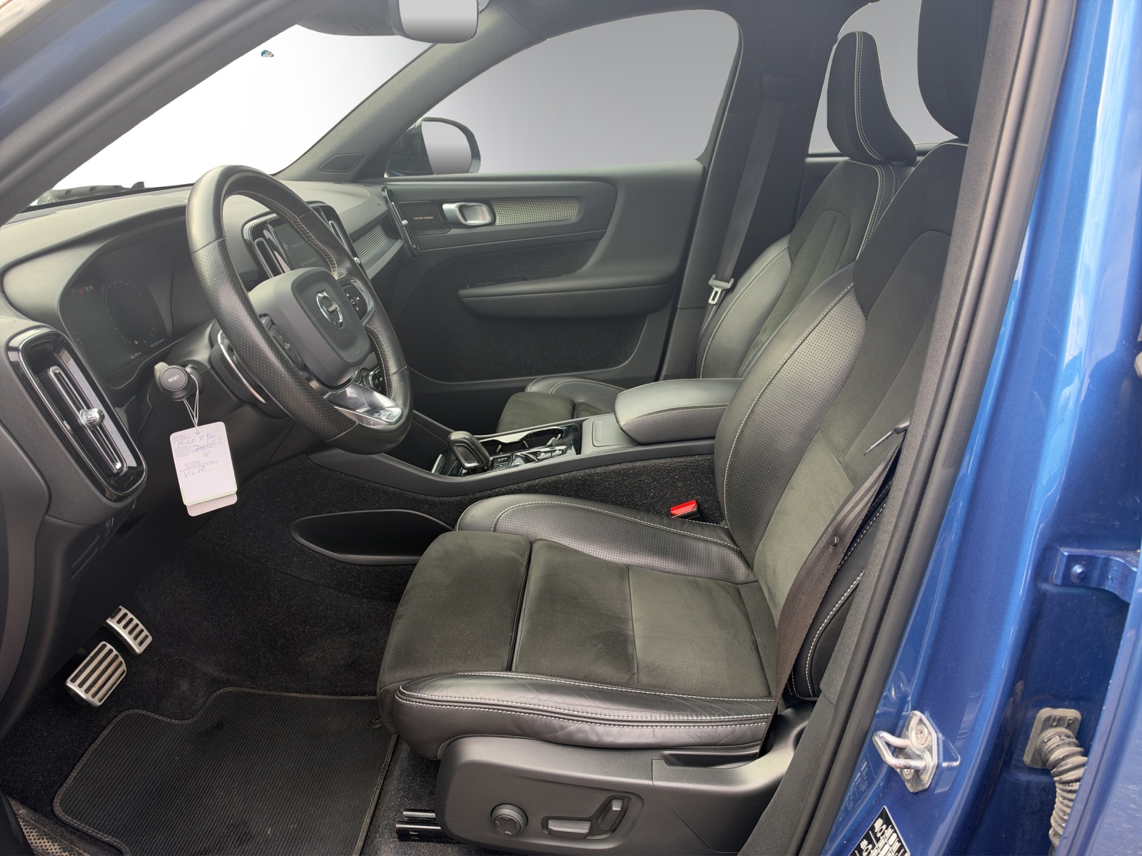 VOLVO XC40 T4 AWD R-Design Geartronic | Panorama | 360-Grad-Kamera | Harman/Kardon Soundsystem | Allrad | 2-Zonen-Klimaautomatik-image-9