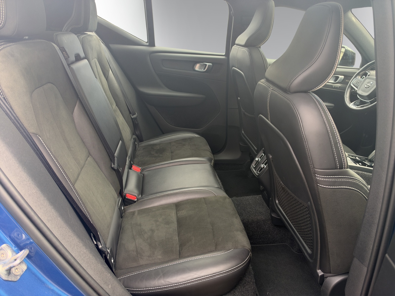 VOLVO XC40 T4 AWD R-Design Geartronic | Panorama | 360-Grad-Kamera | Harman/Kardon Soundsystem | Allrad | 2-Zonen-Klimaautomatik-image-11
