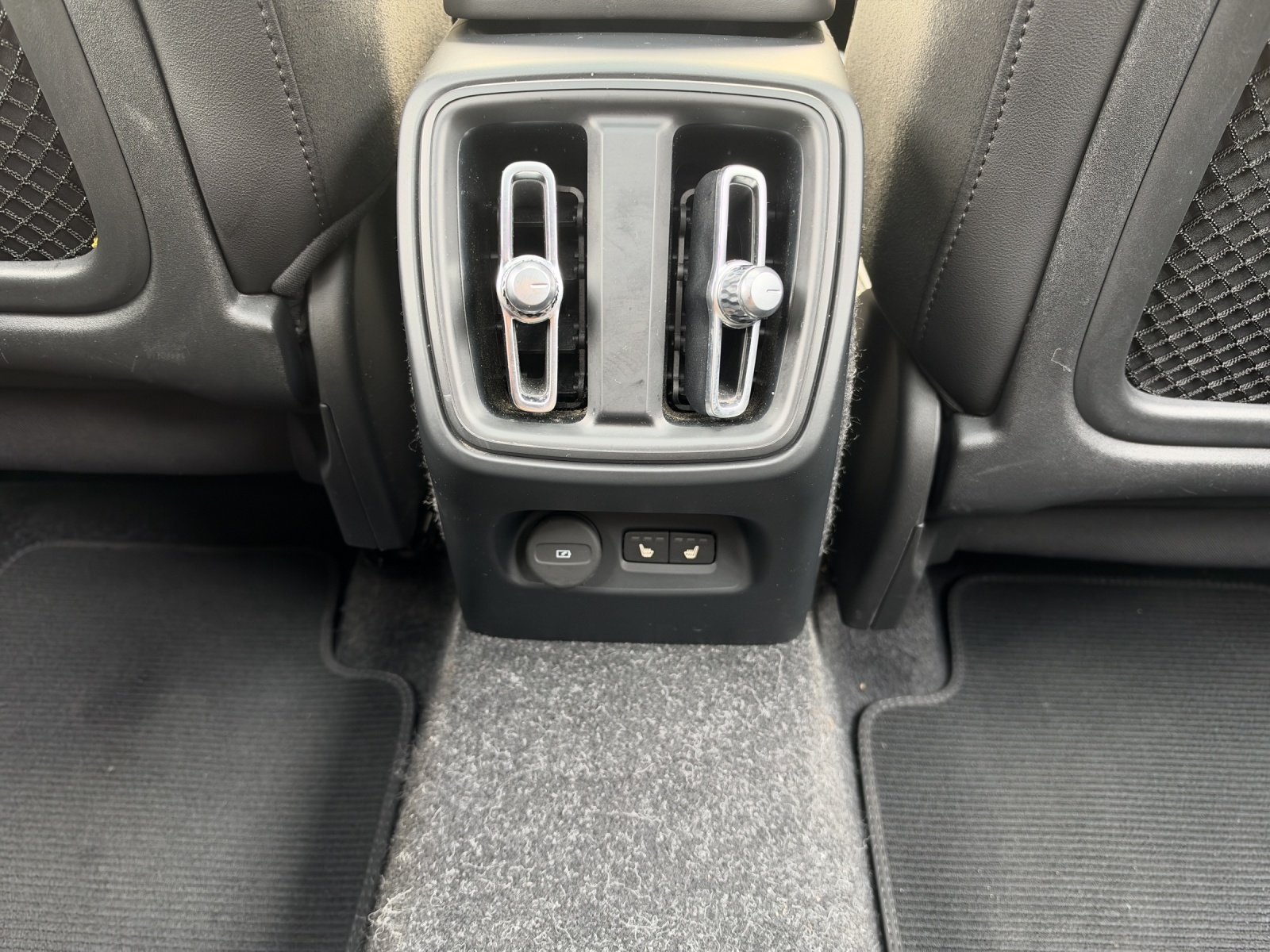 VOLVO XC40 T4 AWD R-Design Geartronic | Panorama | 360-Grad-Kamera | Harman/Kardon Soundsystem | Allrad | 2-Zonen-Klimaautomatik-image-21