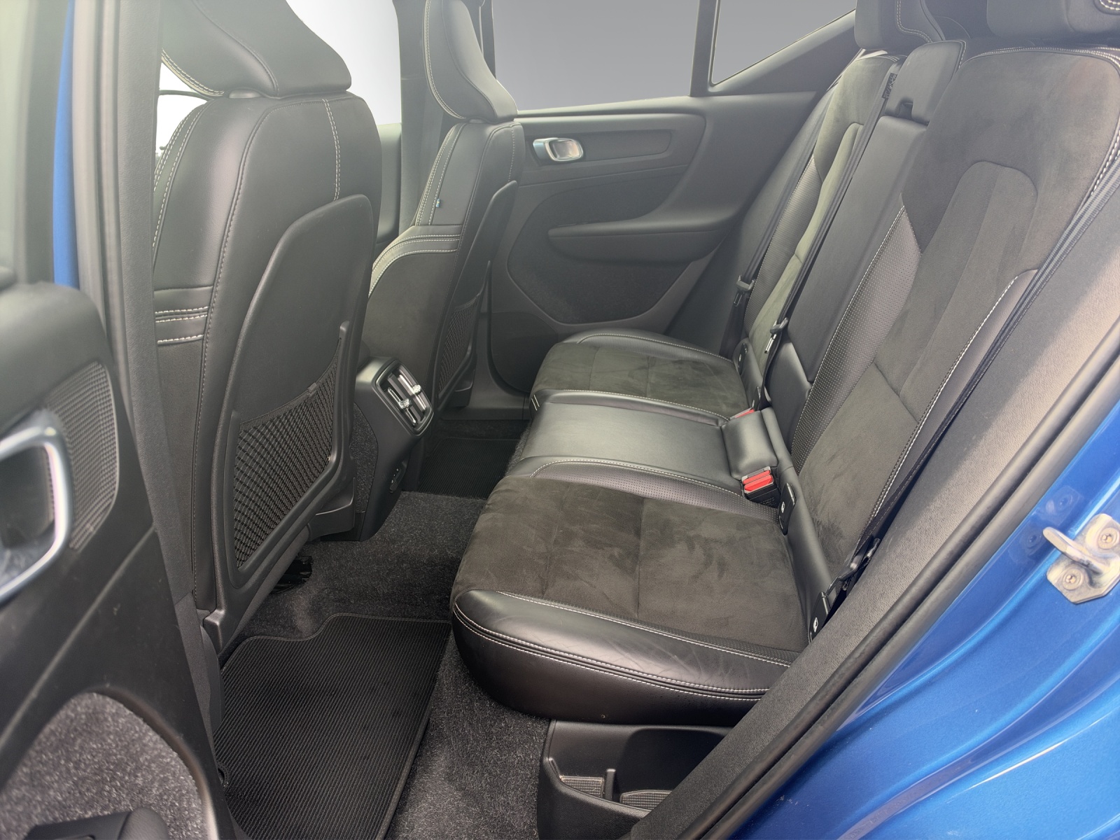 VOLVO XC40 T4 AWD R-Design Geartronic | Panorama | 360-Grad-Kamera | Harman/Kardon Soundsystem | Allrad | 2-Zonen-Klimaautomatik-image-10