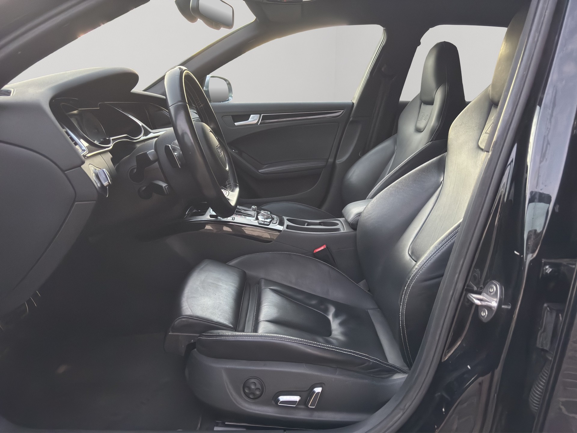 AUDI S4 Avant 3.0 TFSI quattro S-tronic-image-8