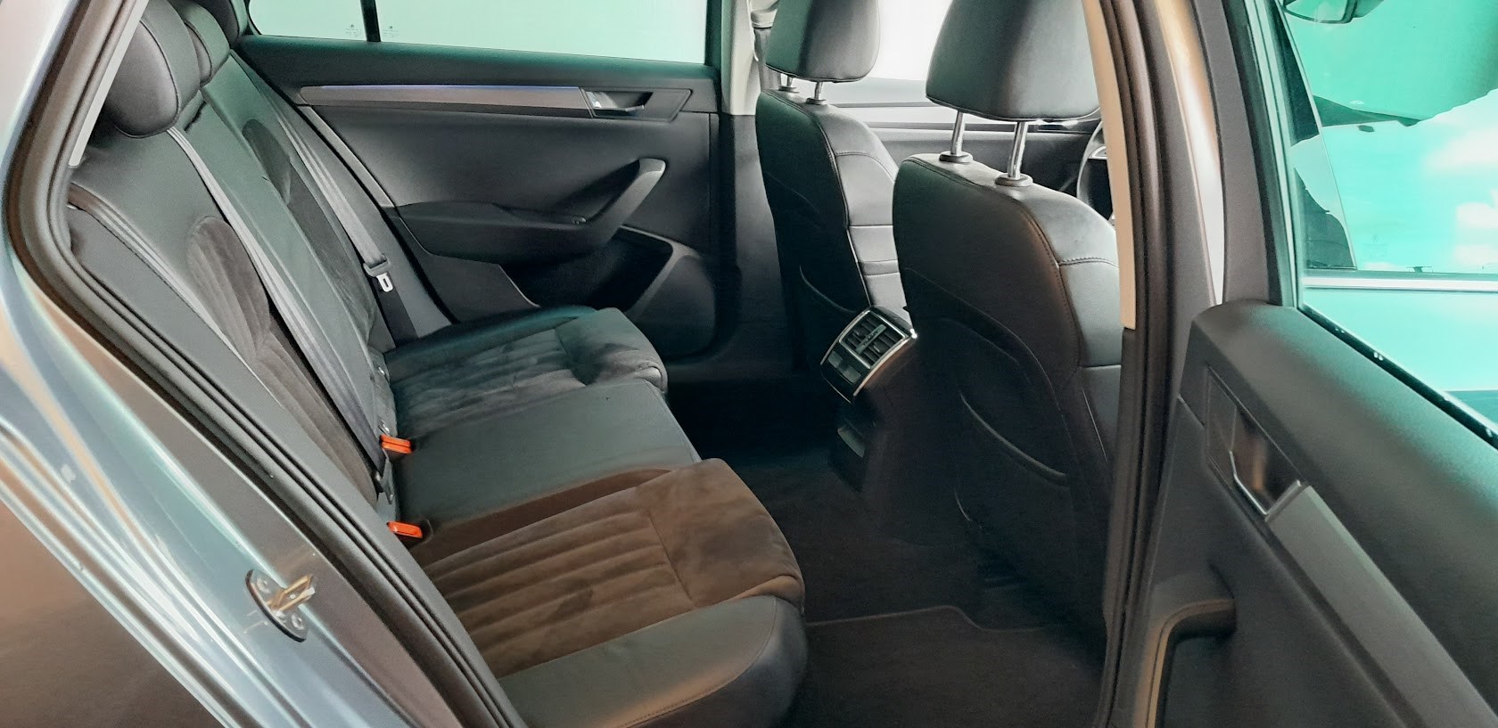 SKODA Superb Combi 2.0 TSI Style DSG 4x4-image-10