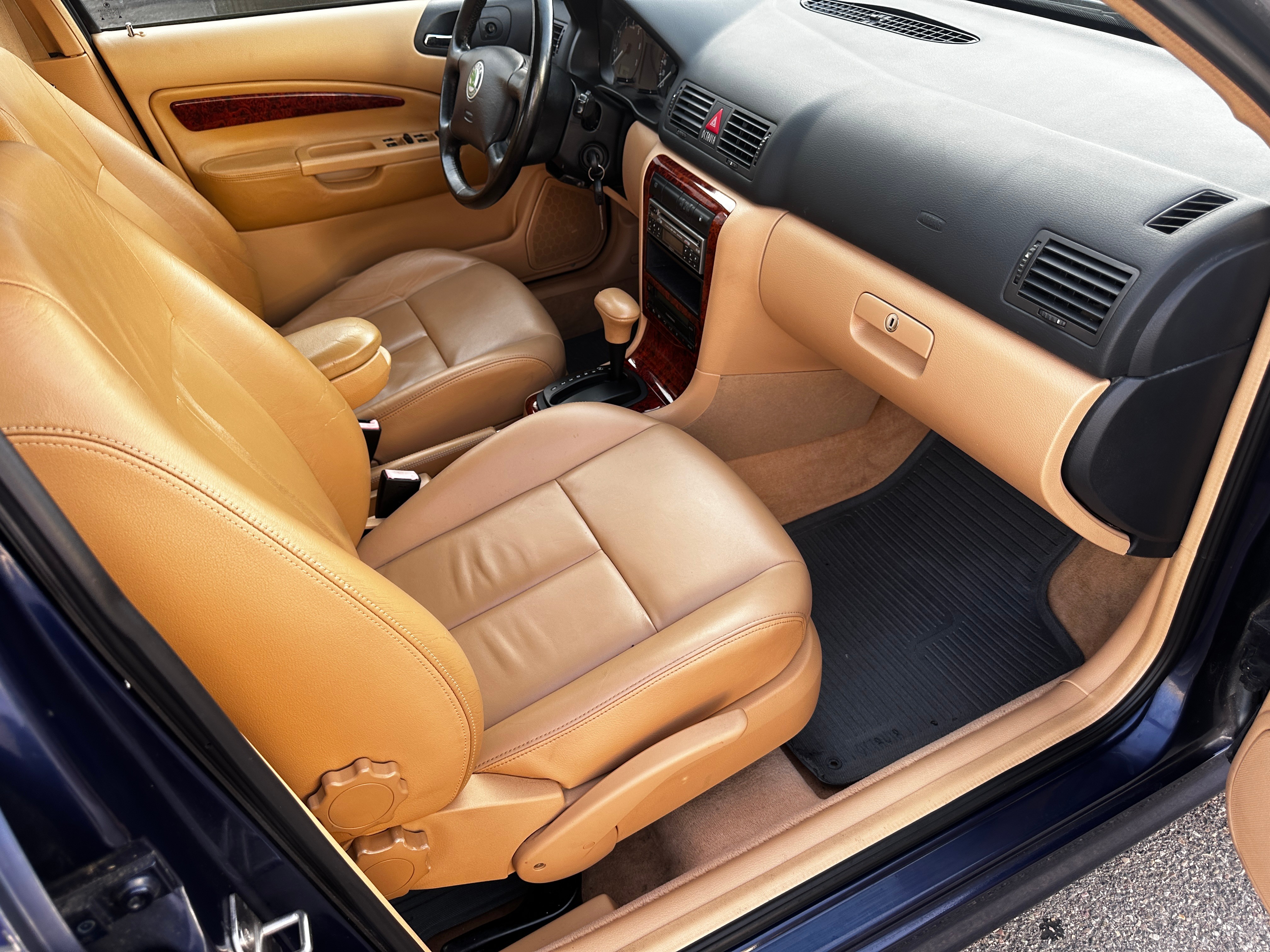 SKODA Octavia 1.8 Turbo Laurin & Klement — slika 14