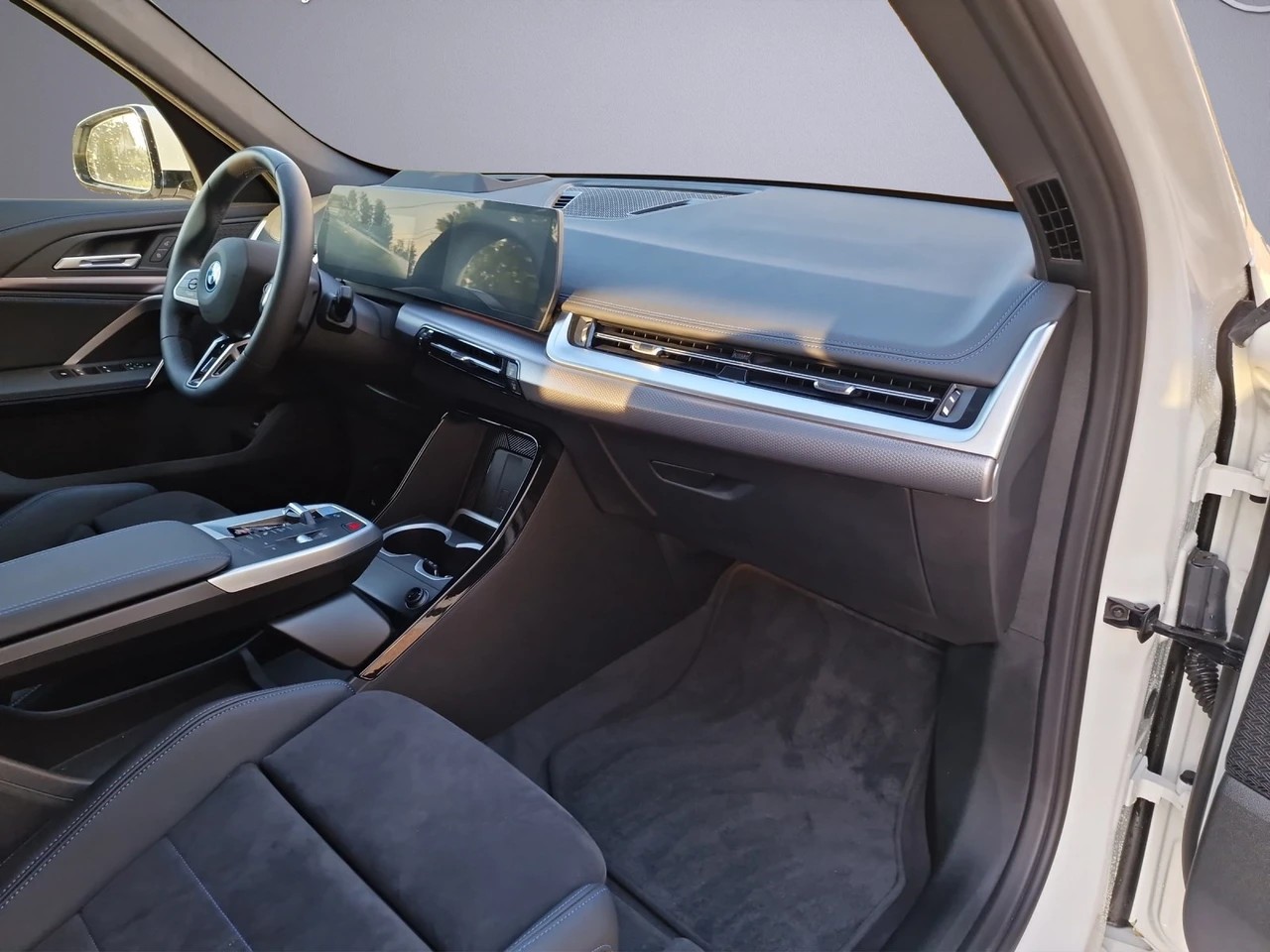 BMW iX1 xDrive 30 M Sport-image-5