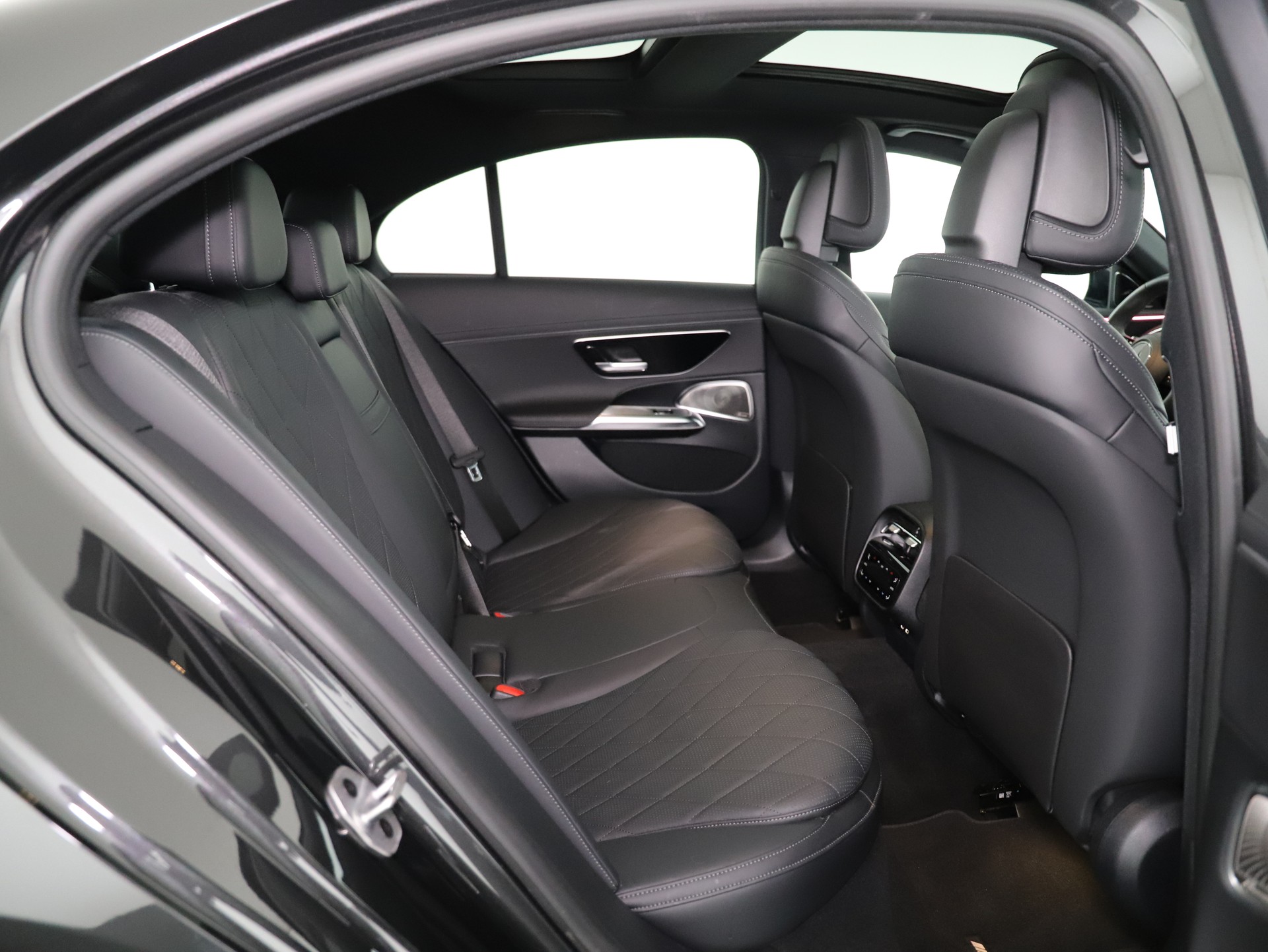 MERCEDES-BENZ E 400 e 4Matic 9G-Tronic-image-9