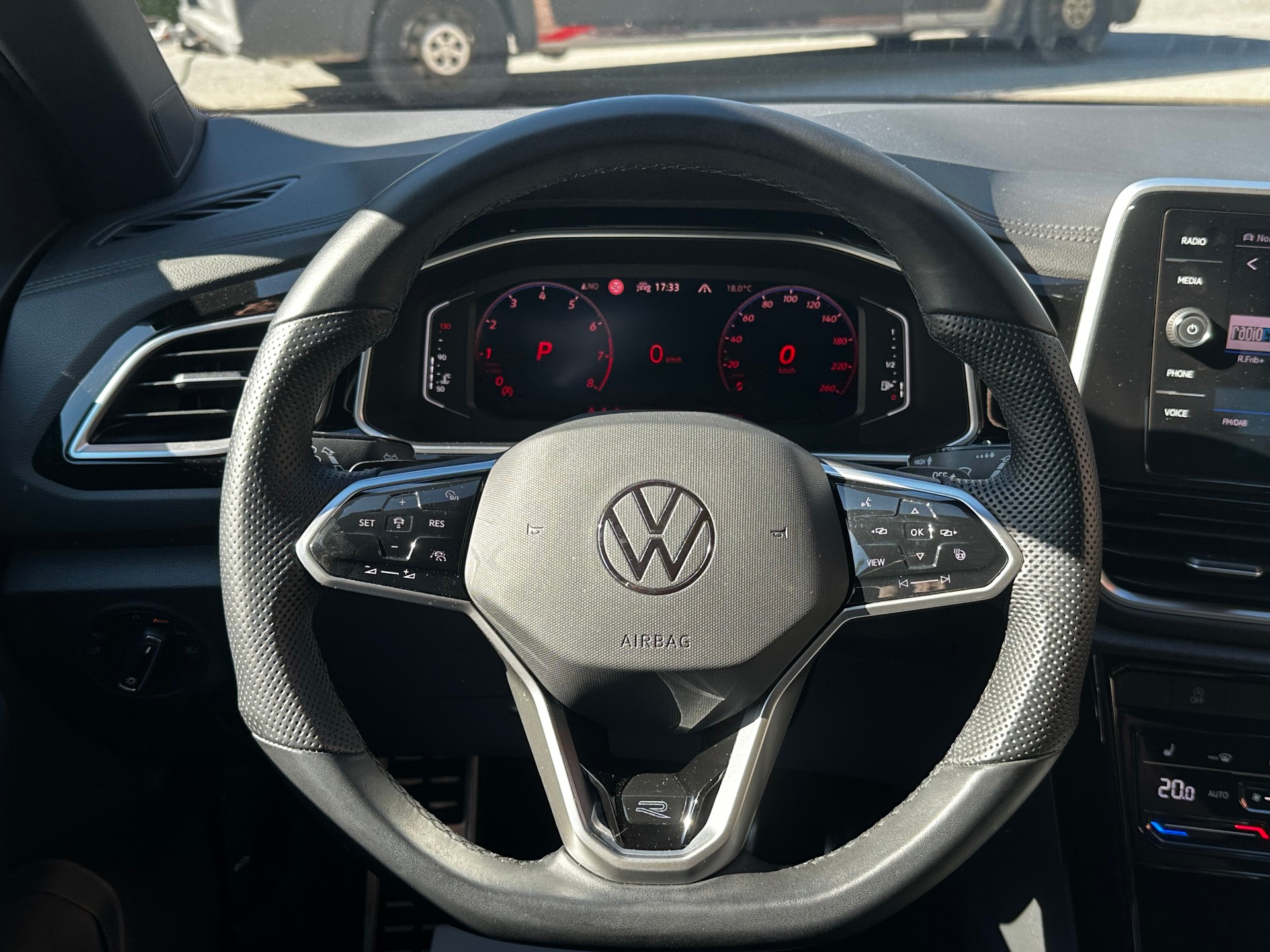 VW T-Roc 2.0 TSI R-Line DSG 4Motion-image-5