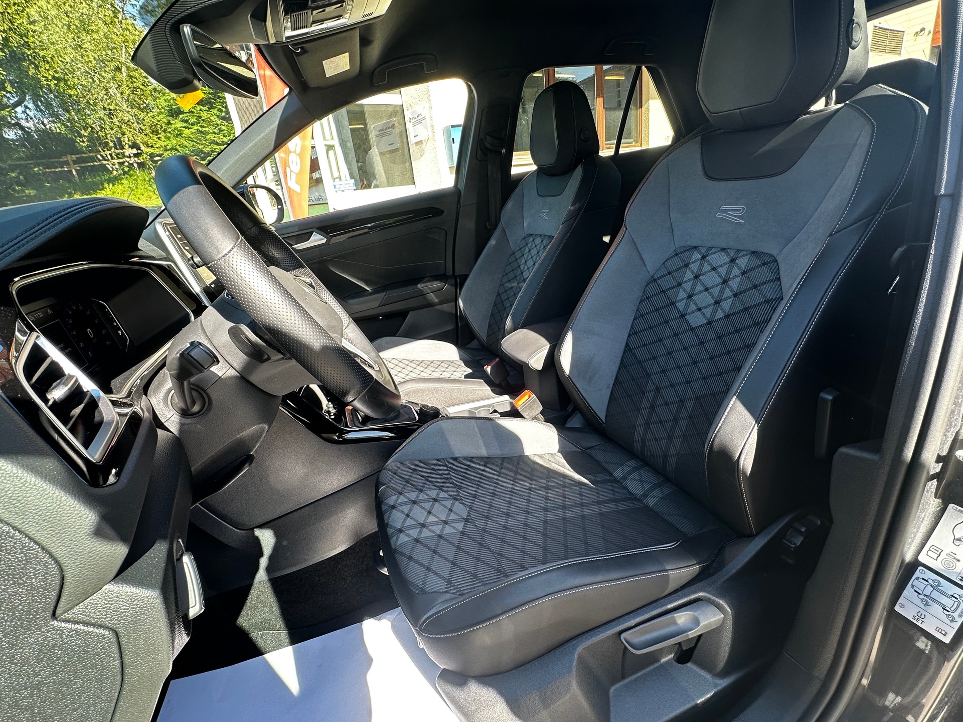 VW T-Roc 2.0 TSI R-Line DSG 4Motion-image-9
