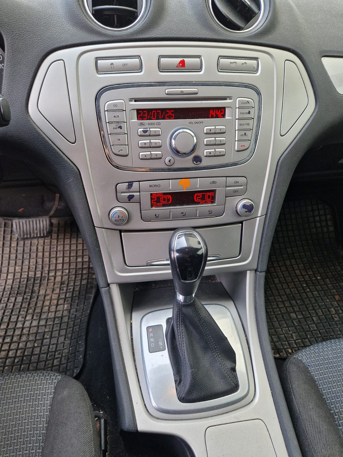 FORD Mondeo 2.0 TDCi 16V Ambiente Automatic-image-6