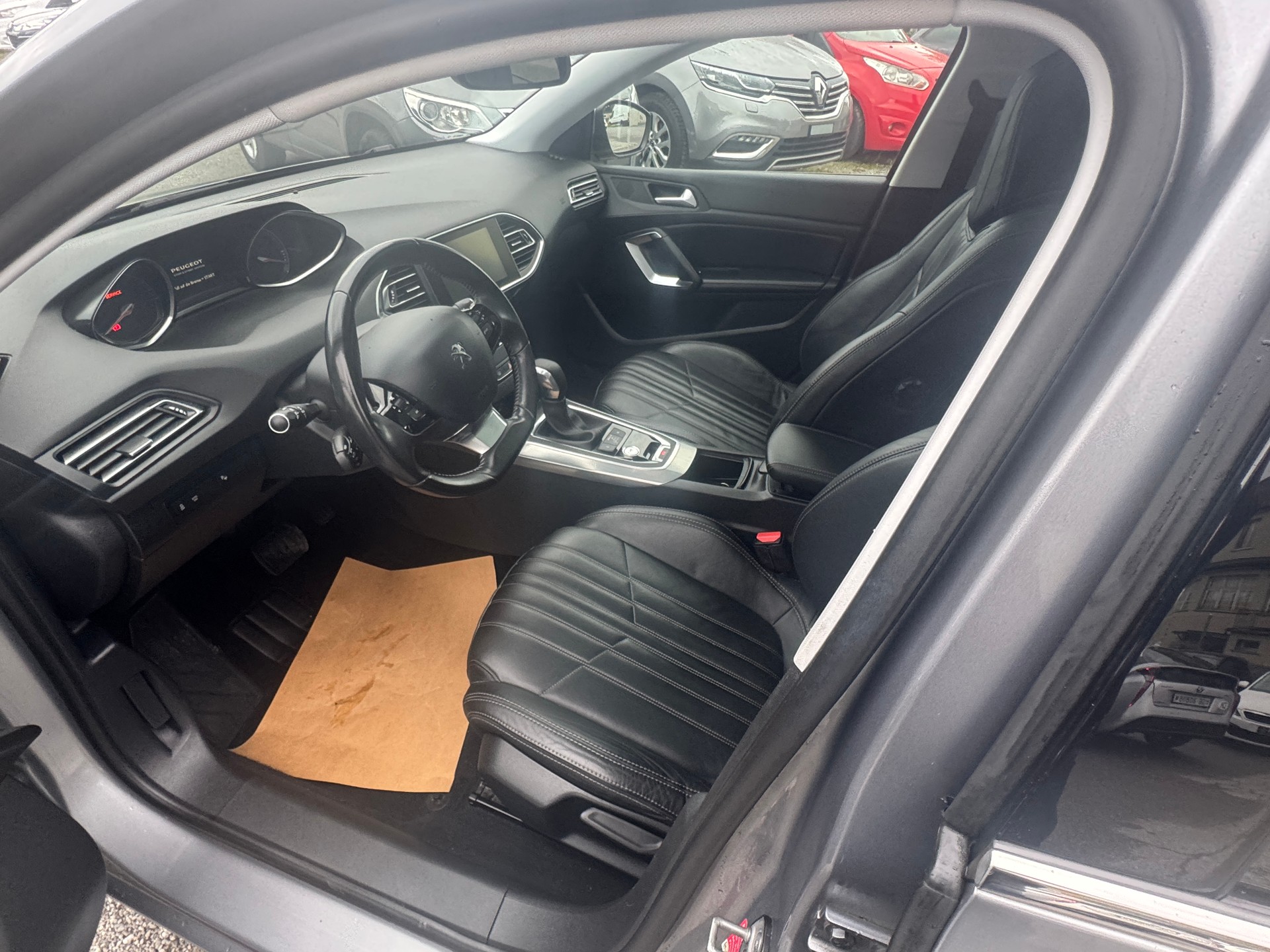 PEUGEOT 308 1.2 THP Féline Automatic-image-11