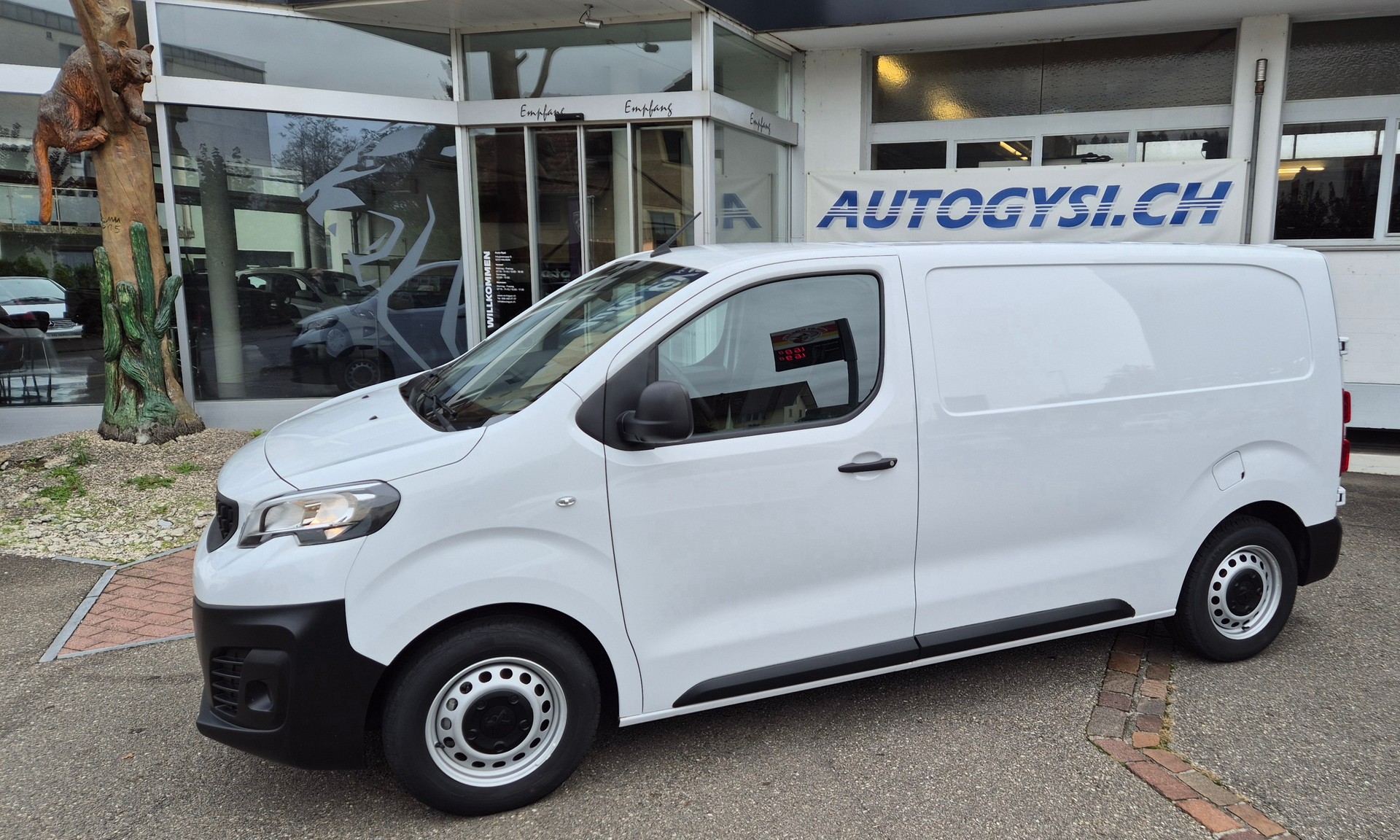 PEUGEOT e-Expert 50KWh long-image-12