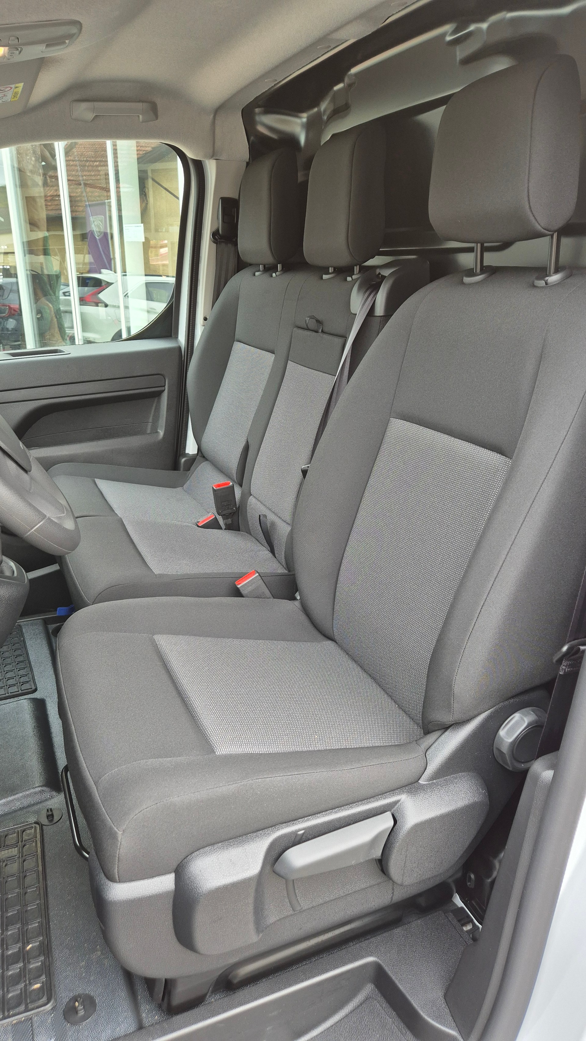 PEUGEOT e-Expert 50KWh long-image-14