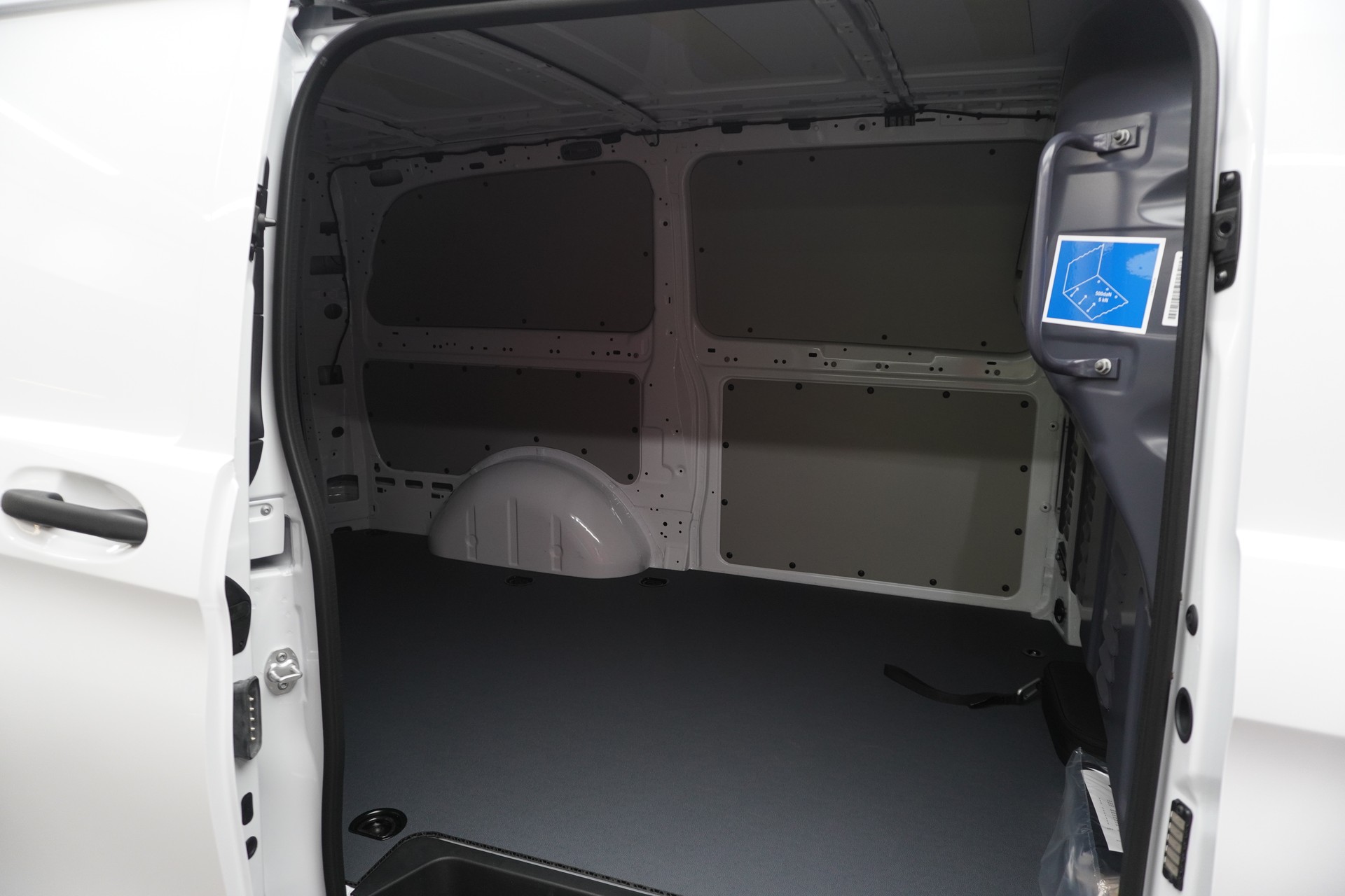 MERCEDES-BENZ eVito 129 KA 3200mm L WORKER-image-12