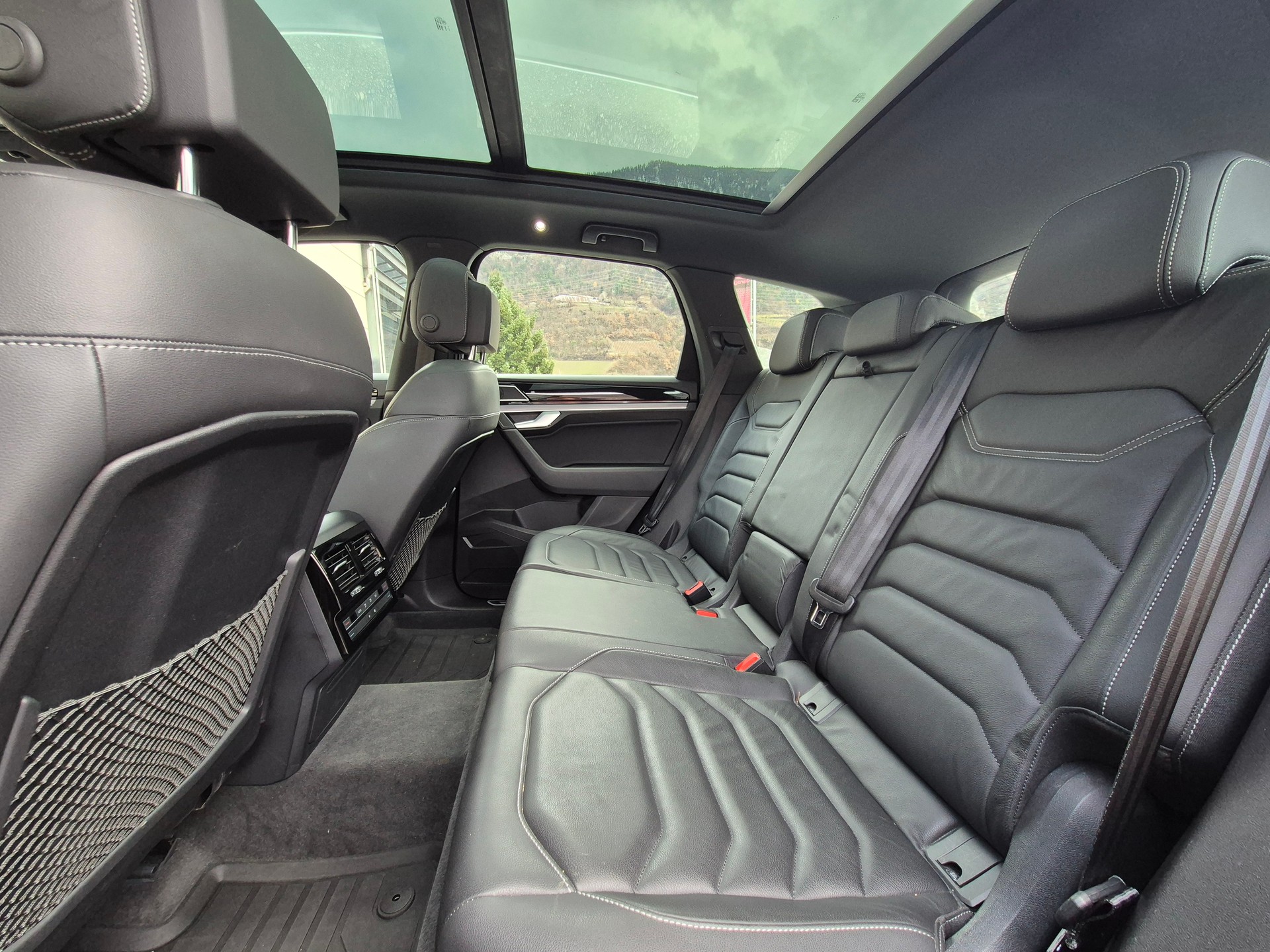 VW Touareg 3.0 TDI R Line Tiptronic-image-9