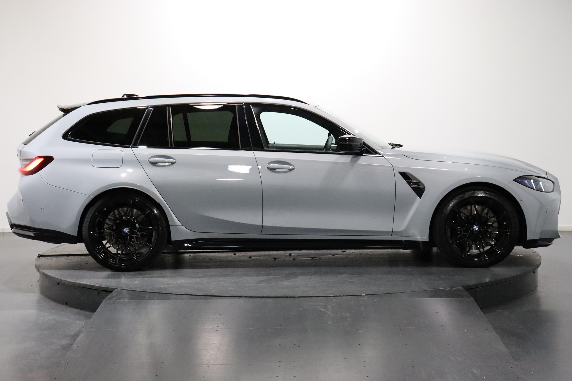 BMW M3 Competition xDrive Touring-image-2