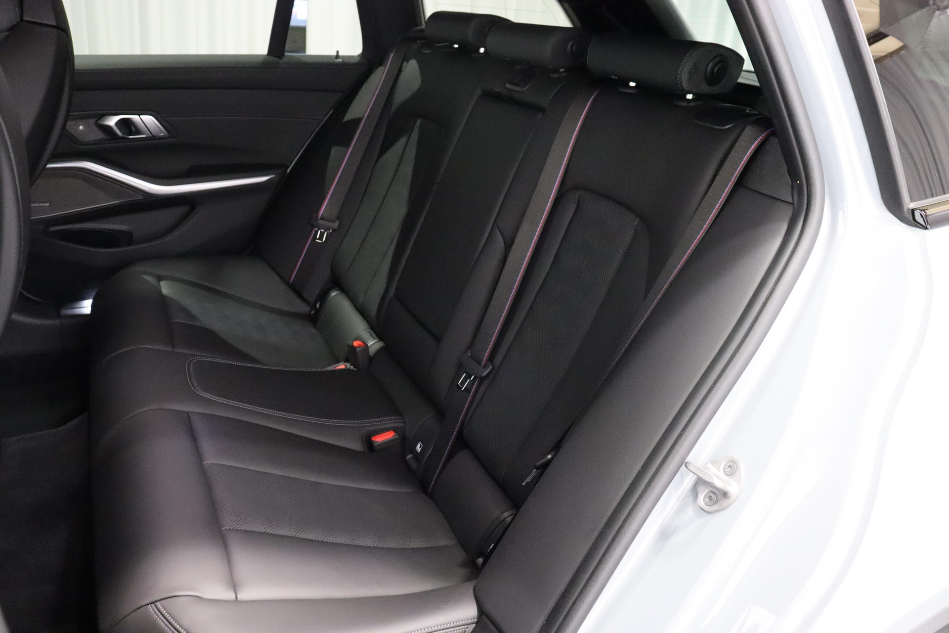 BMW M3 Competition xDrive Touring-image-9